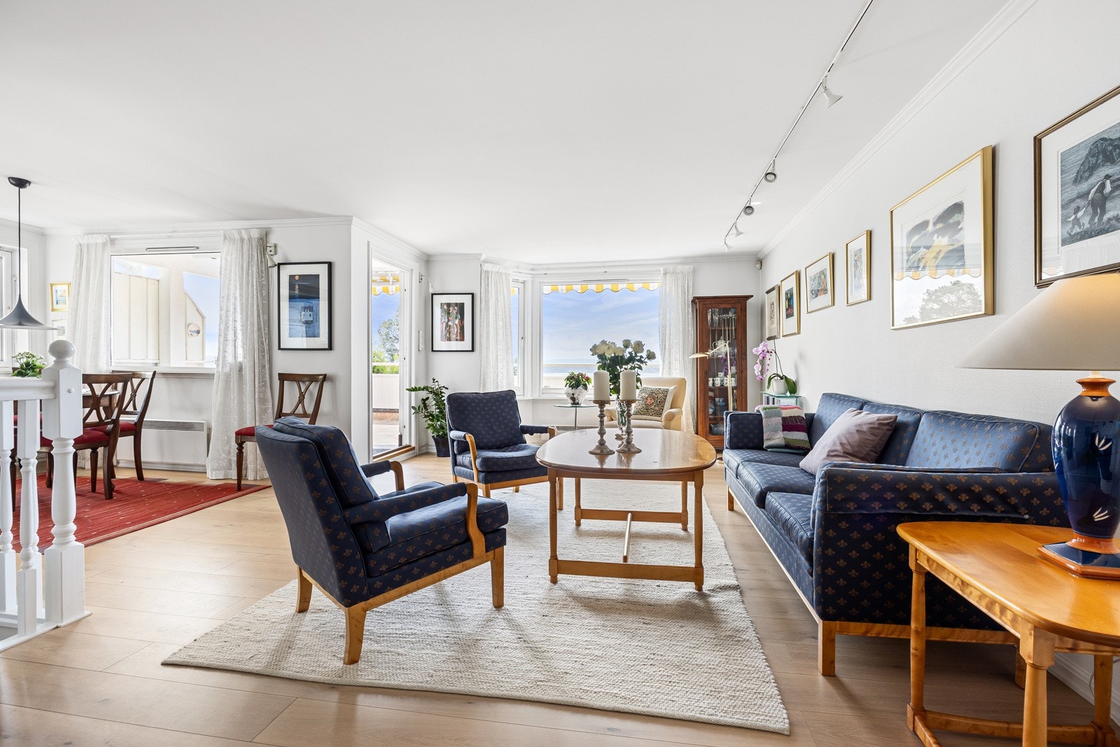 Det er god plass til både sofagruppe, tv-løsning og spisebord i rommet. Galleribilde