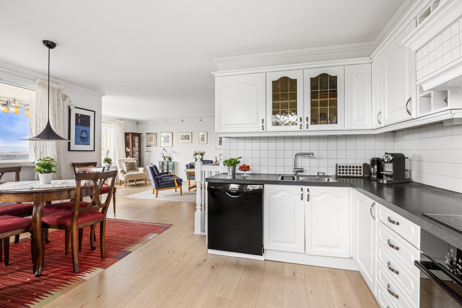 Kjøkkenet ligger i åpen løsning og har plass til spisebord i overgangen til stuen. Galleribilde