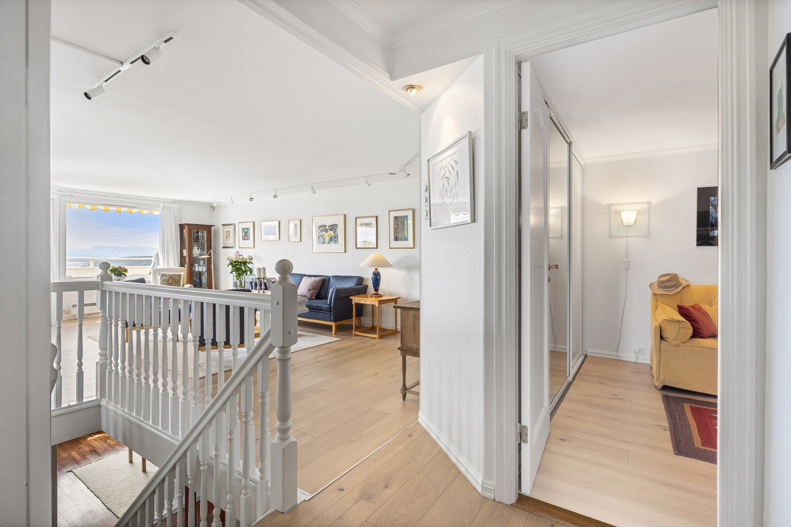 Etasjen har enstavs laminatgulv, lyse overflater og vinduer som ivaretar fjordutsikten. Galleribilde