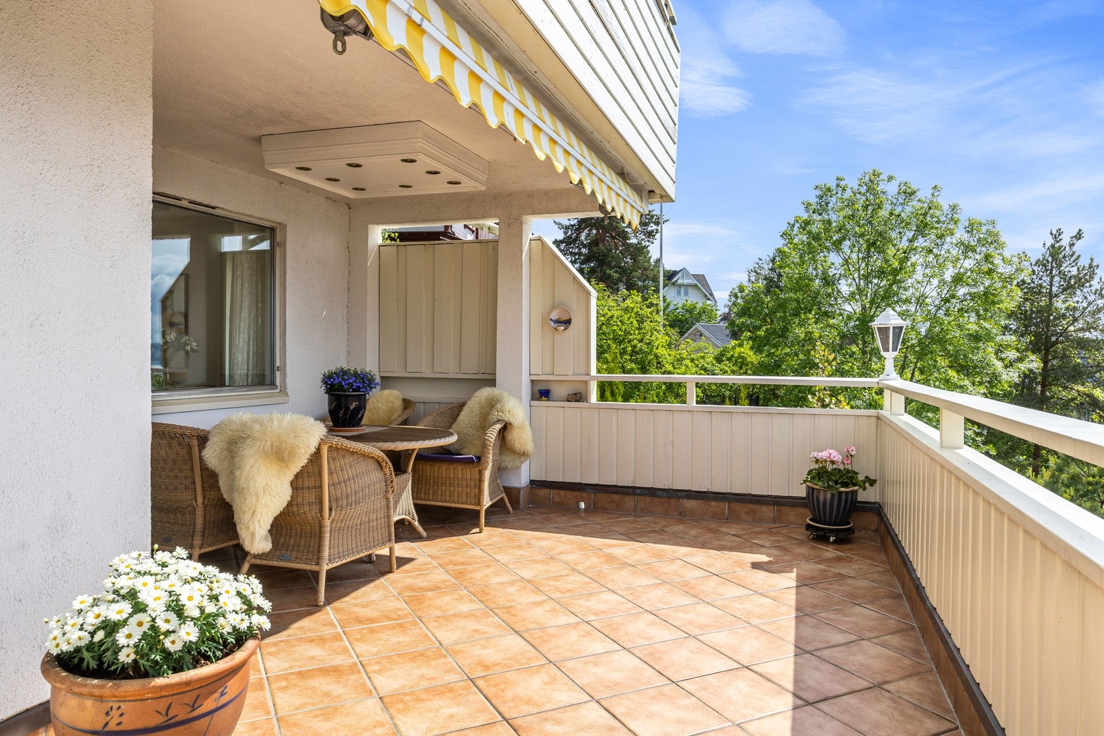 Velkommen til Solveien 142 L, en vestvendt terrasseleilighet over to plan, på sydenden av bygget. Galleribilde