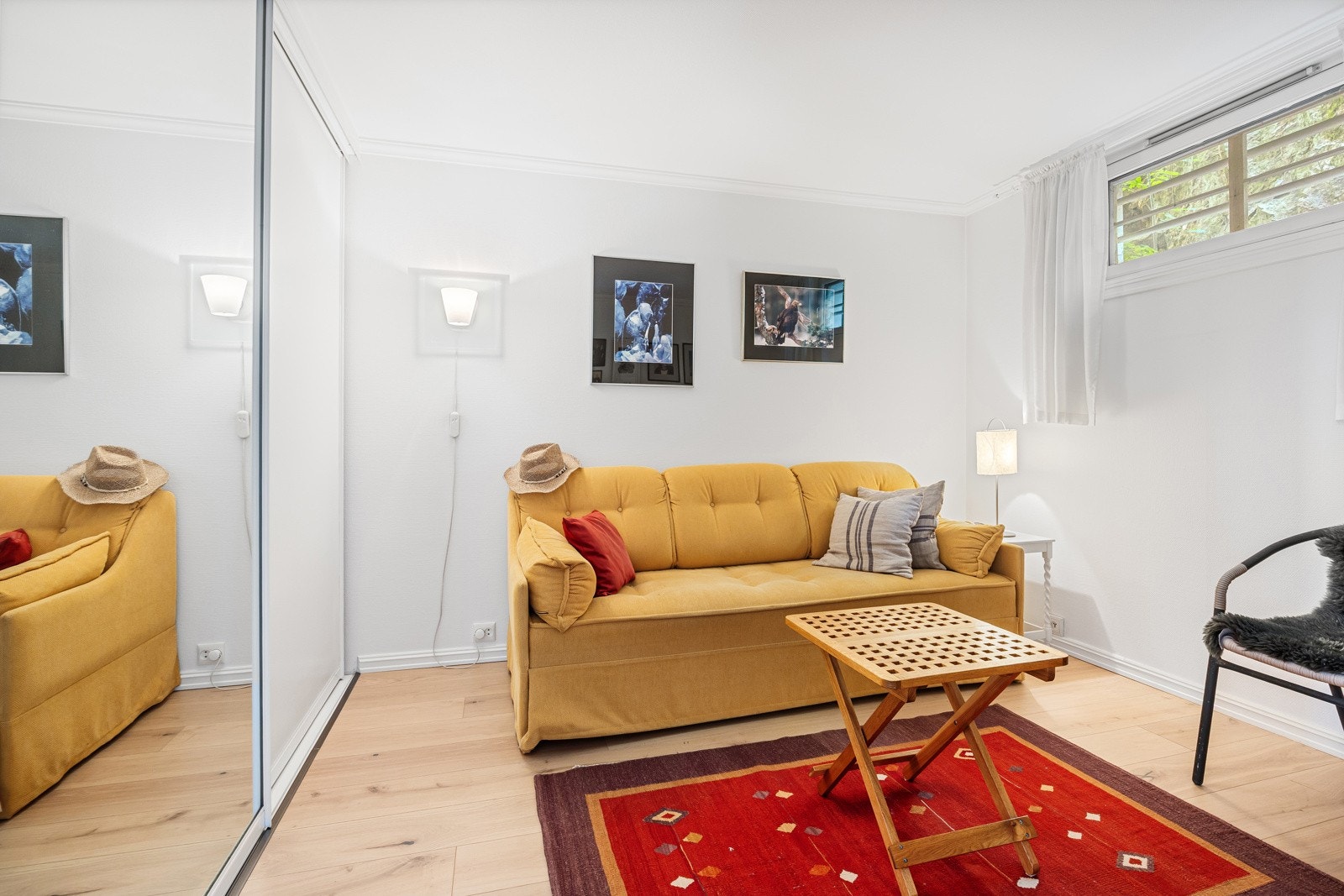 Rommet har adkomst fra entreen og er innredet med en stor skyvedørsgarderobe, som gjør det enkelt å holde orden. Galleribilde