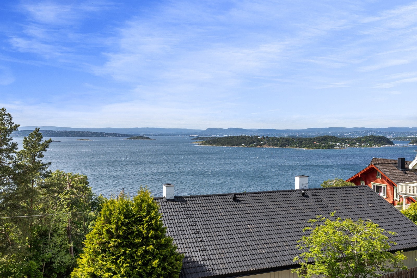 Bygget ligger høyt i terrenget og har fantastisk fjordutsikt fra både første etasje og underetasjen. Galleribilde