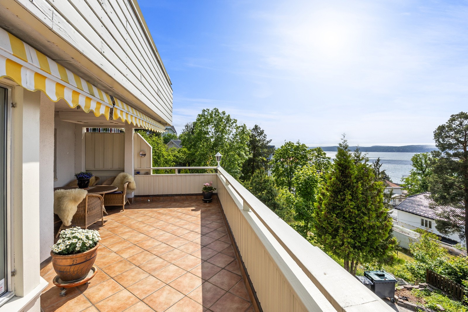 Terrassen utenfor første etasje er ca. 20 kvm, vestvendt og med utmerkede solforhold. Galleribilde