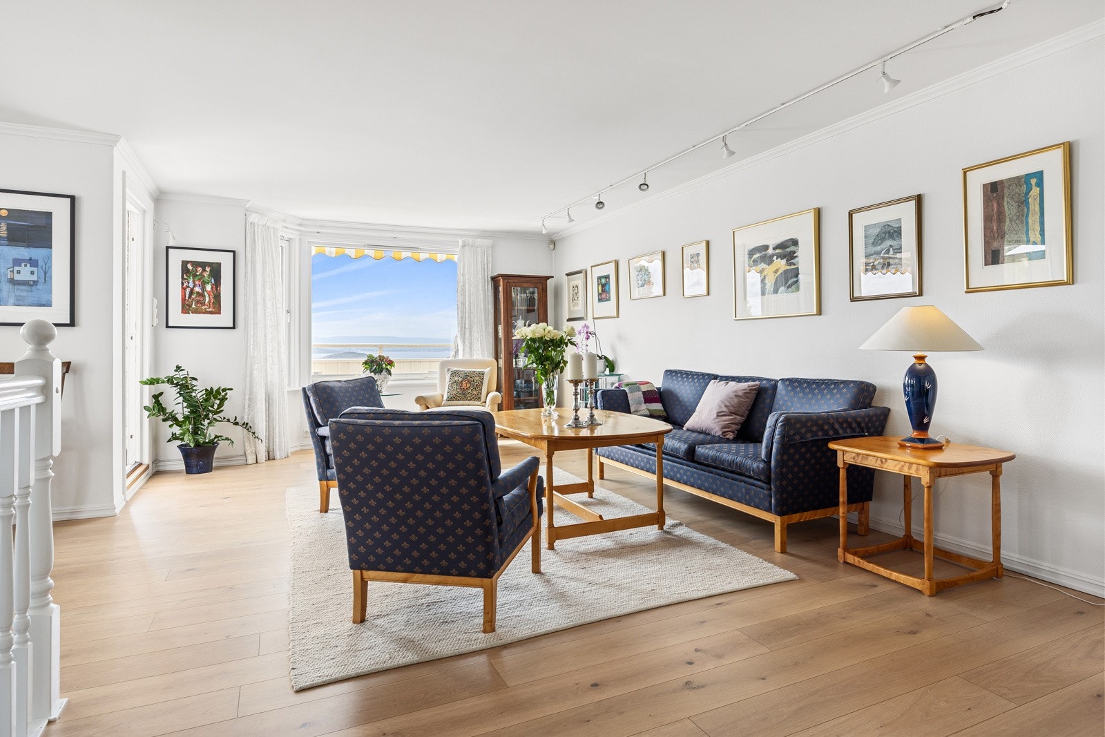 Stuen i første etasje har et møbleringsvennlig areal og ligger i åpen løsning til kjøkkenet. Galleribilde