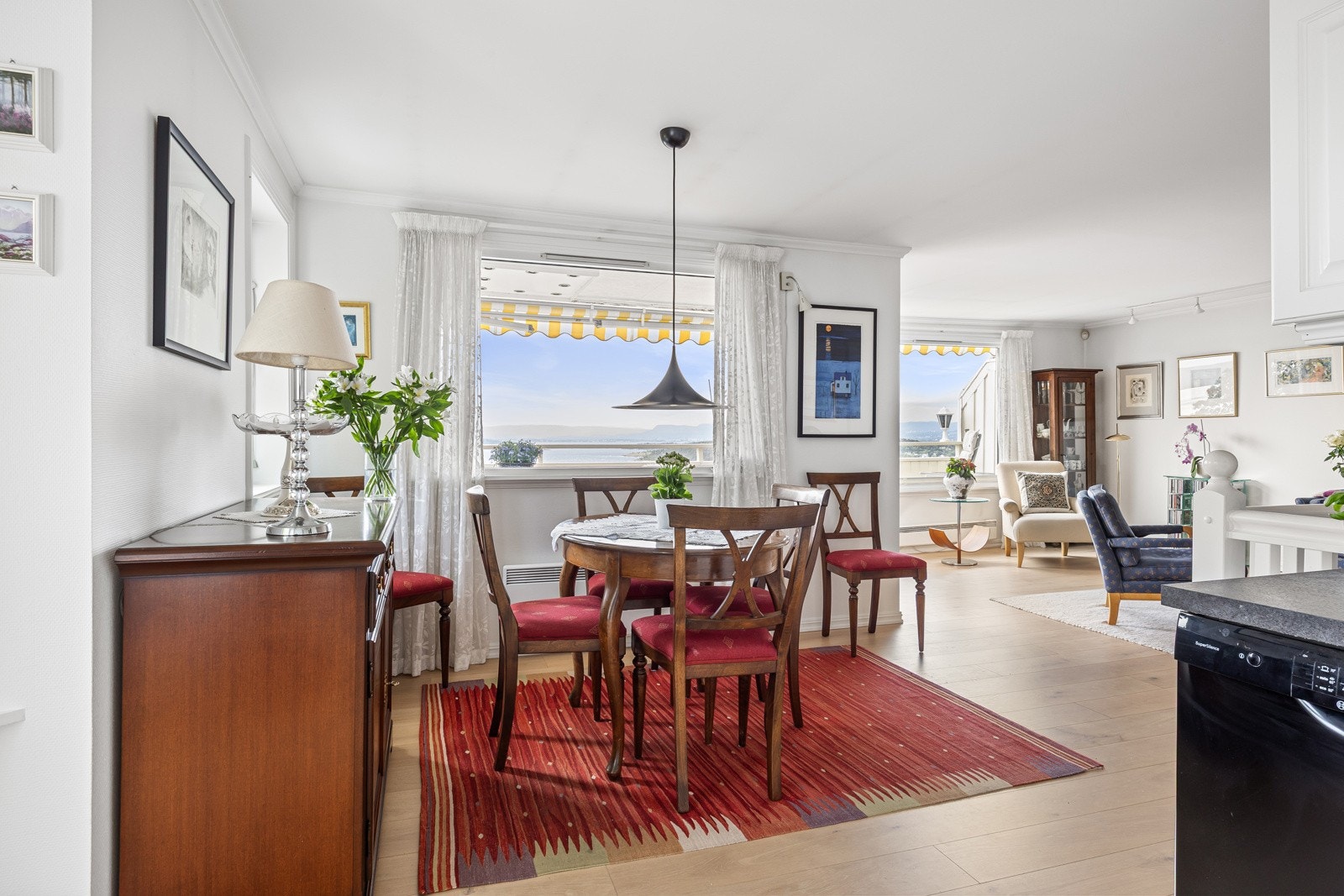 Sonen får dagslys fra vinduer både mot syd og vest, noe som også gir fjordutsikt til måltidene. Galleribilde