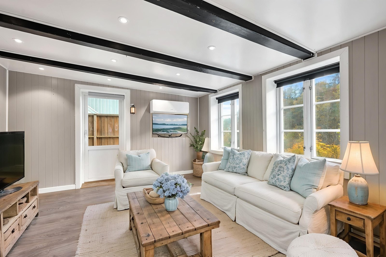 Stue digitalt møblert for inspirasjon. Avvik i areal kan forekomme da det er brukt digitale verktøy med KI. Galleribilde