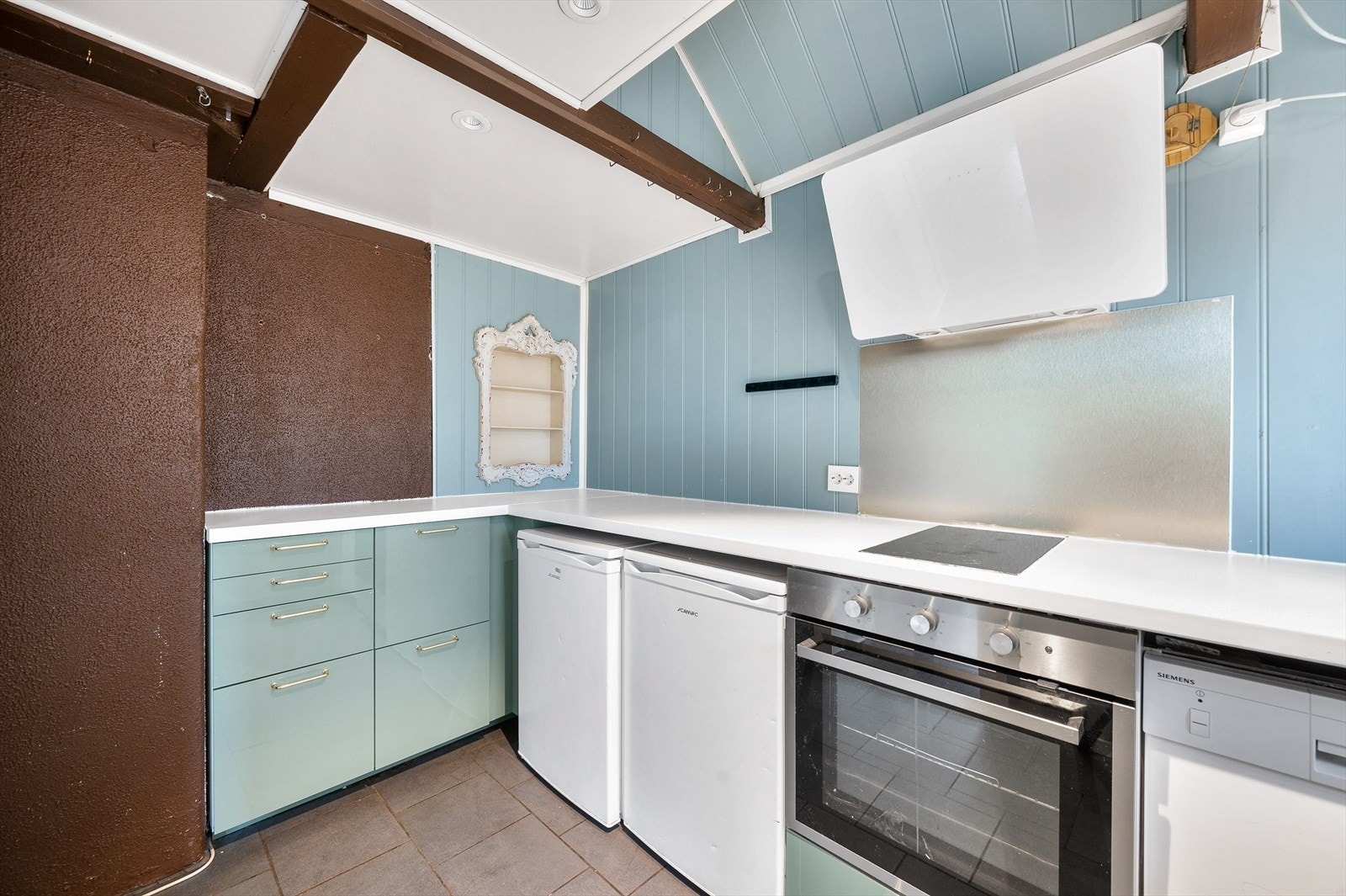 Kjøkkenet har smarte løsninger for oppbevaring og plassutnyttelse. Galleribilde