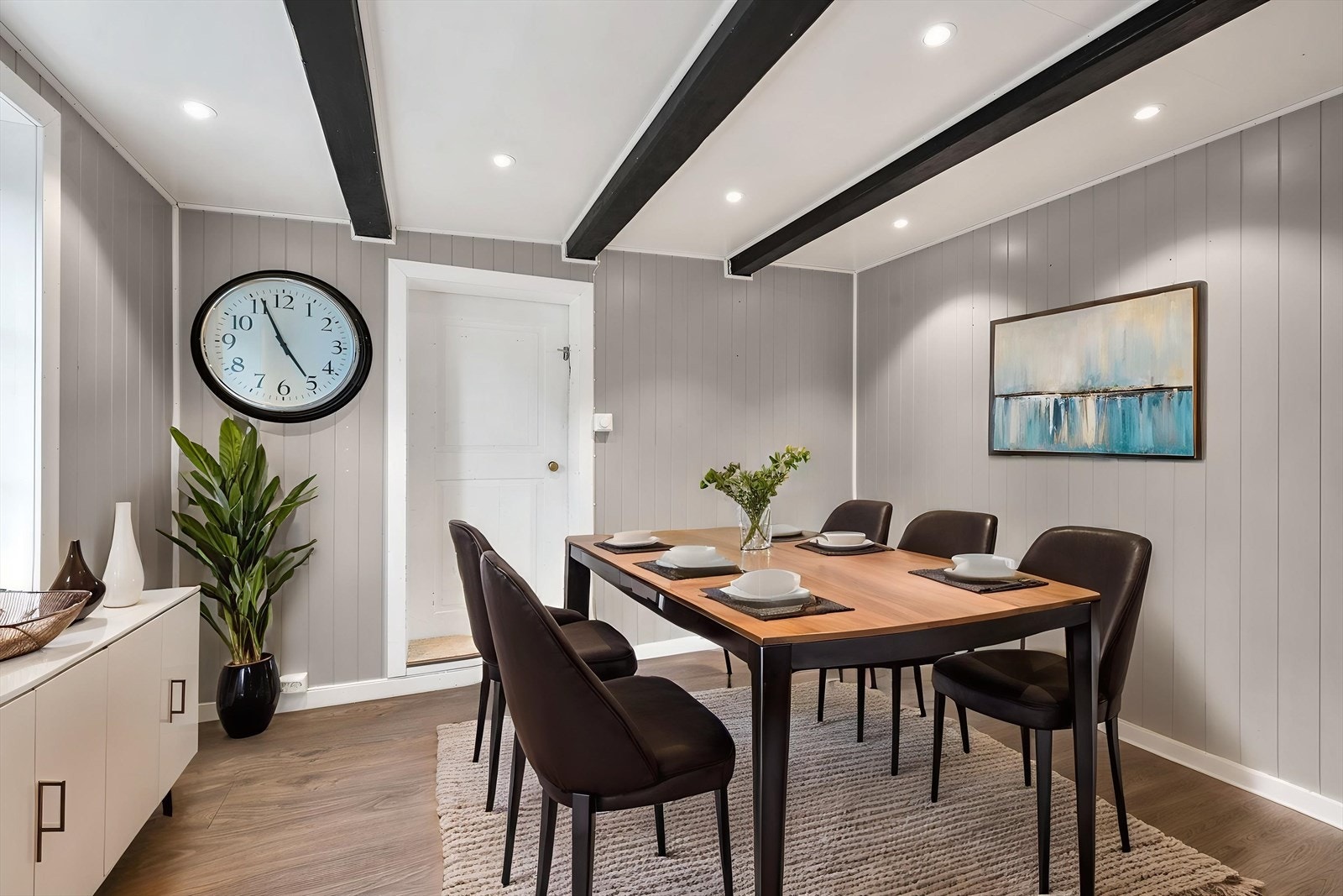 Spisestue digitalt møblert for inspirasjon. Avvik i areal kan forekomme da det er brukt digitale verktøy med KI. Galleribilde