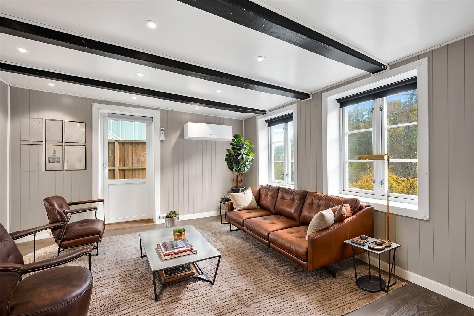 Stue digitalt møblert for inspirasjon. Avvik i areal kan forekomme da det er brukt digitale verktøy med KI. Galleribilde