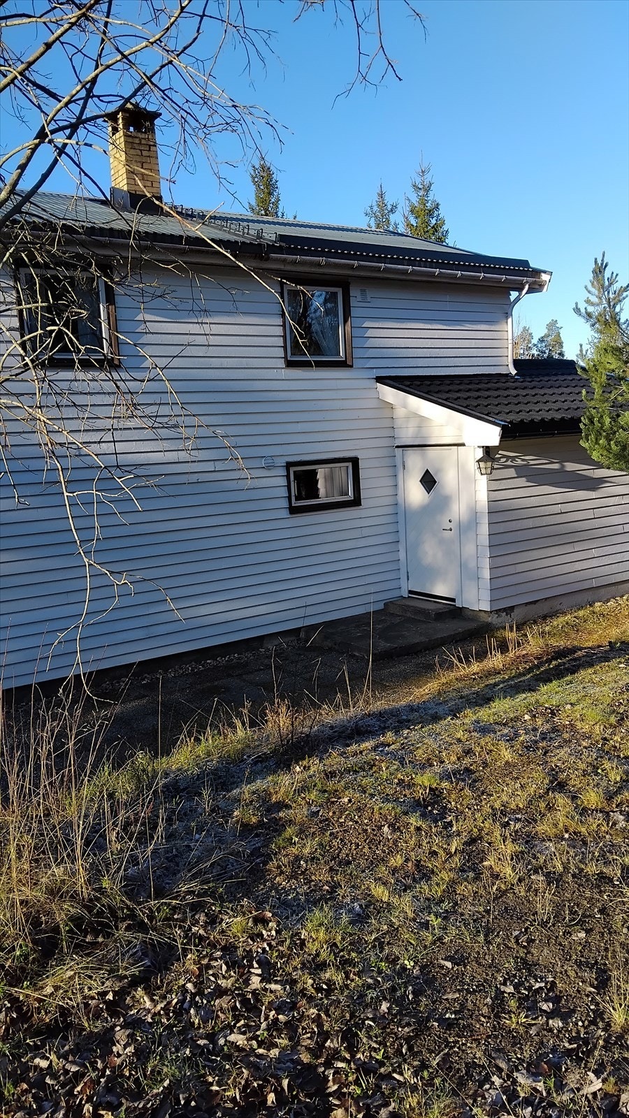Det er nettopp skiftet vindskier og vannbord på begge sider av taket på hovedtaket, samt satt opp snøfanger som manglet bak huset. Galleribilde