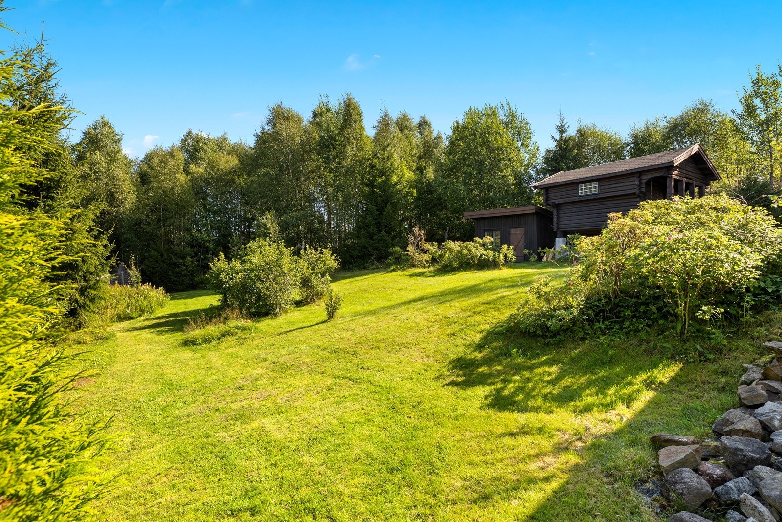 Eiendommen inkluderer et sjarmerende, laftet stabbur for rikelig med lagringsplass. Galleribilde