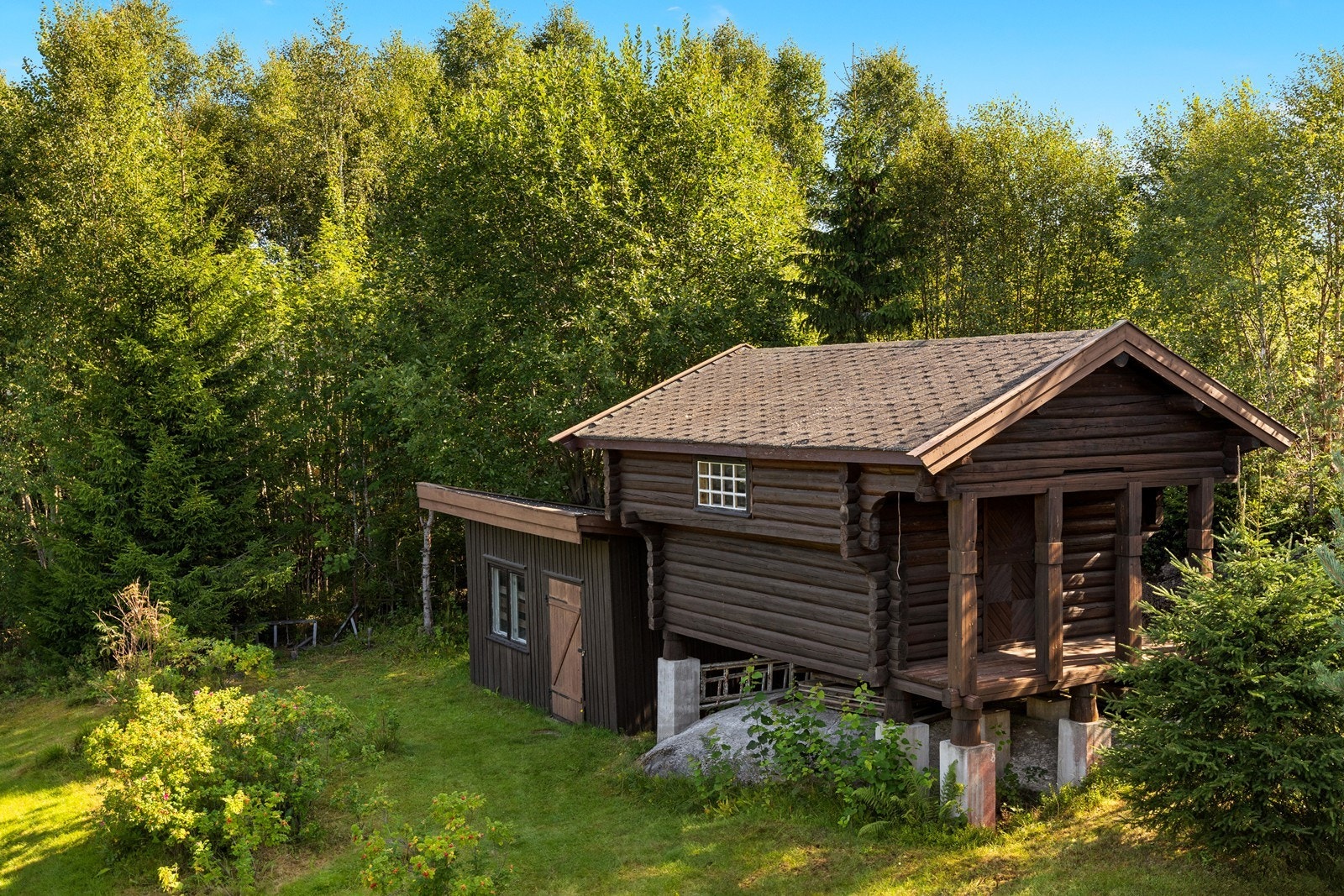 Det laftede stabburet på ca. 12m² representerer solid, tradisjonelt håndverk. Galleribilde