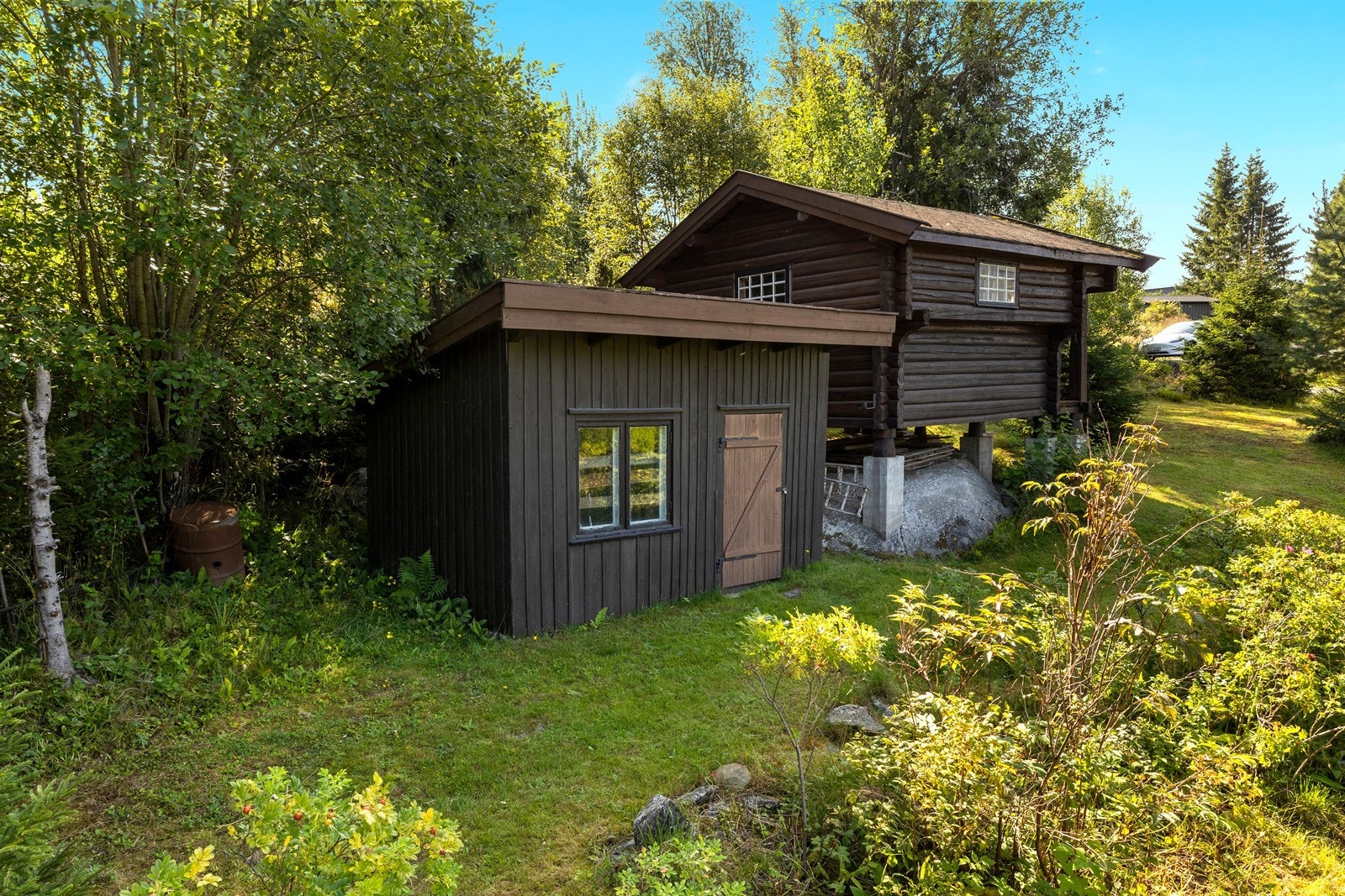 Praktisk vedskjul på ca. 11,8m² i tilknytning til det laftede stabburet. Galleribilde