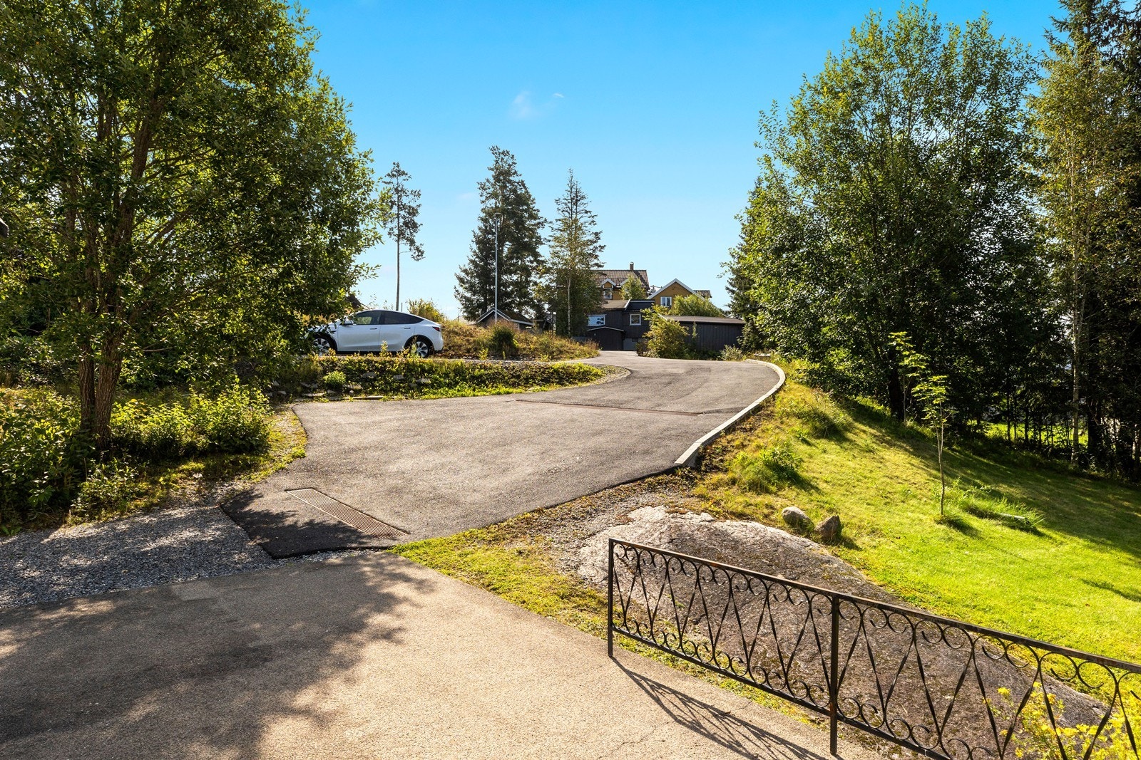 Adkomst til eiendommen via privat vei, med parkering på egen tomt. Galleribilde