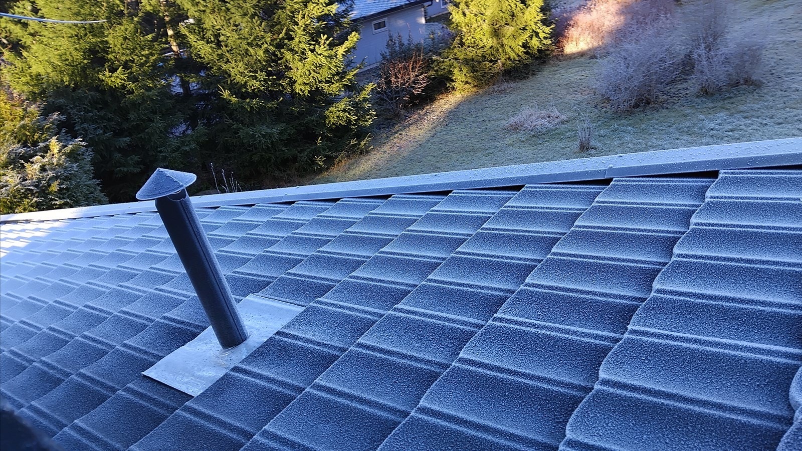 Det er lagt ny papp, sløyfer og lekter, nordic power taktplater, nye takrenner og nedløp på tilbygget, og alt av råteskader på treverk, vindskier, gesims mm skiftet ut. Galleribilde