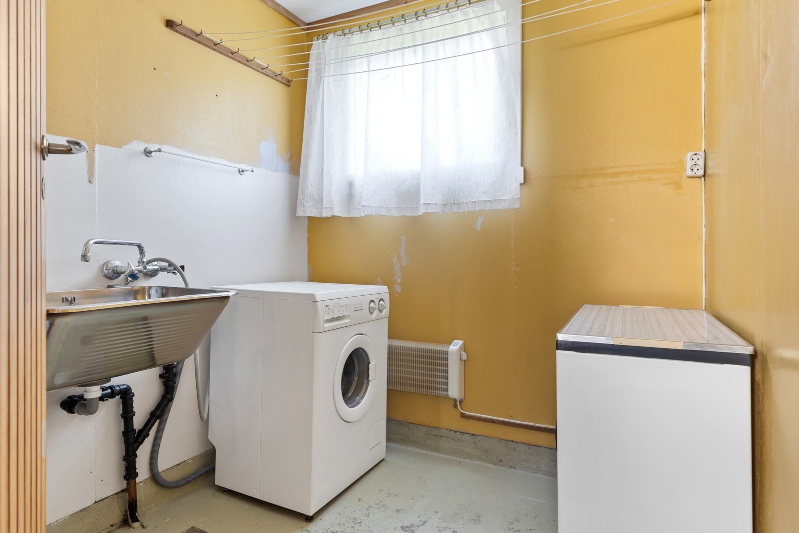 Praktisk, separat vaskerom med opplegg for vaskemaskin og skyllekum. Galleribilde