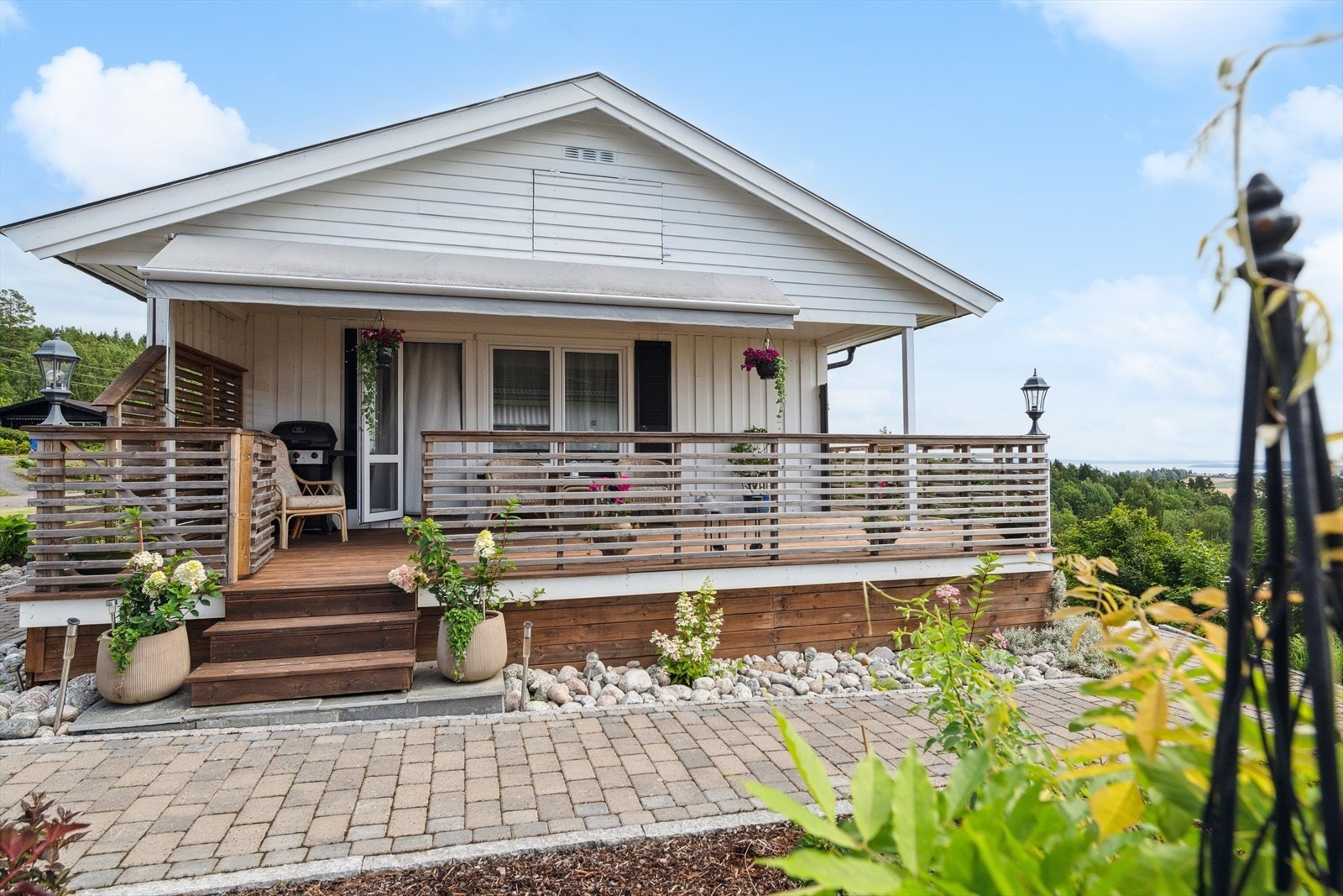 Solrik tomt med flott opparbeidet hage - et perfekt sted for avslapning og uteliv. Galleribilde