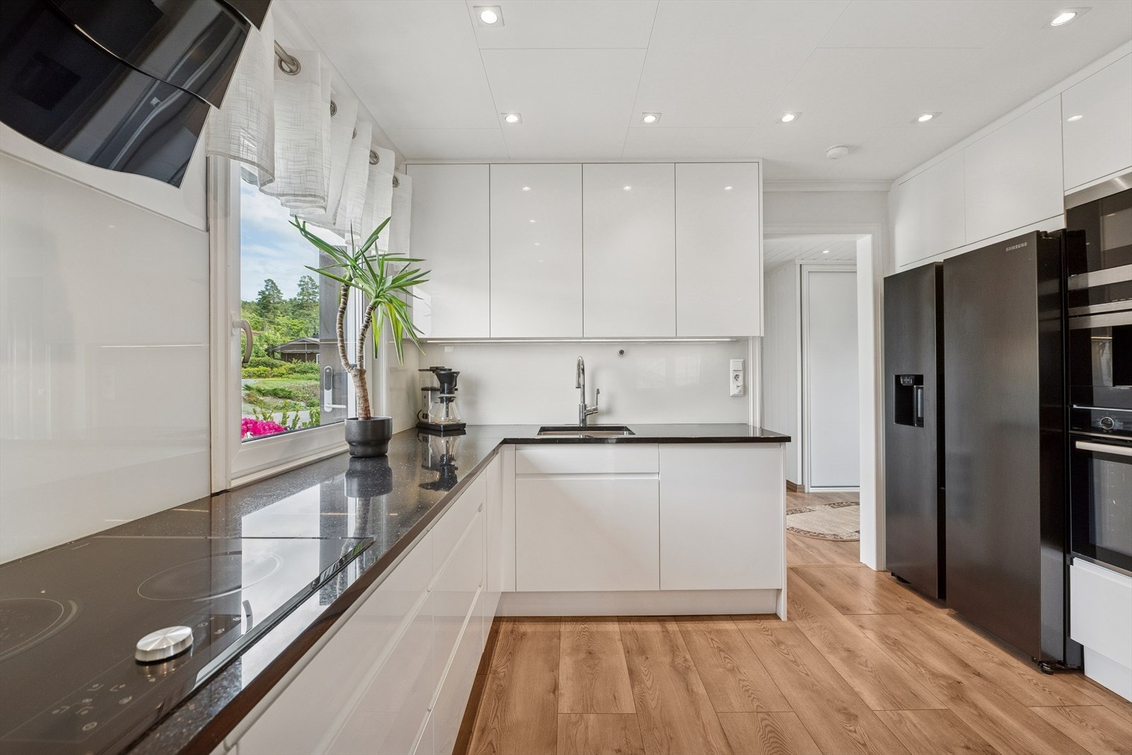 Det medfølger hvitevarer som koketopp, stekeovn, mikroovn, kaffemaskin og oppvaskmaskin. Galleribilde