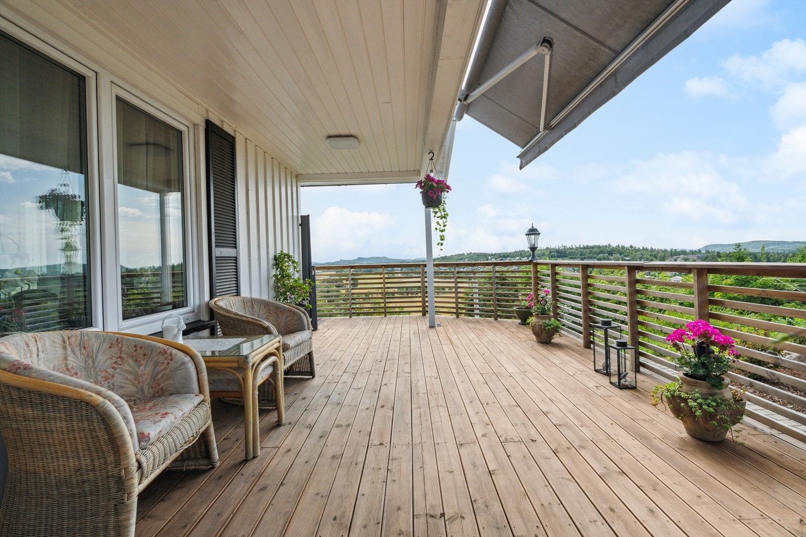 Romslig terrasse med komfortable utemøbler og nydelig utsikt - perfekt for lange sommerkvelder. Galleribilde