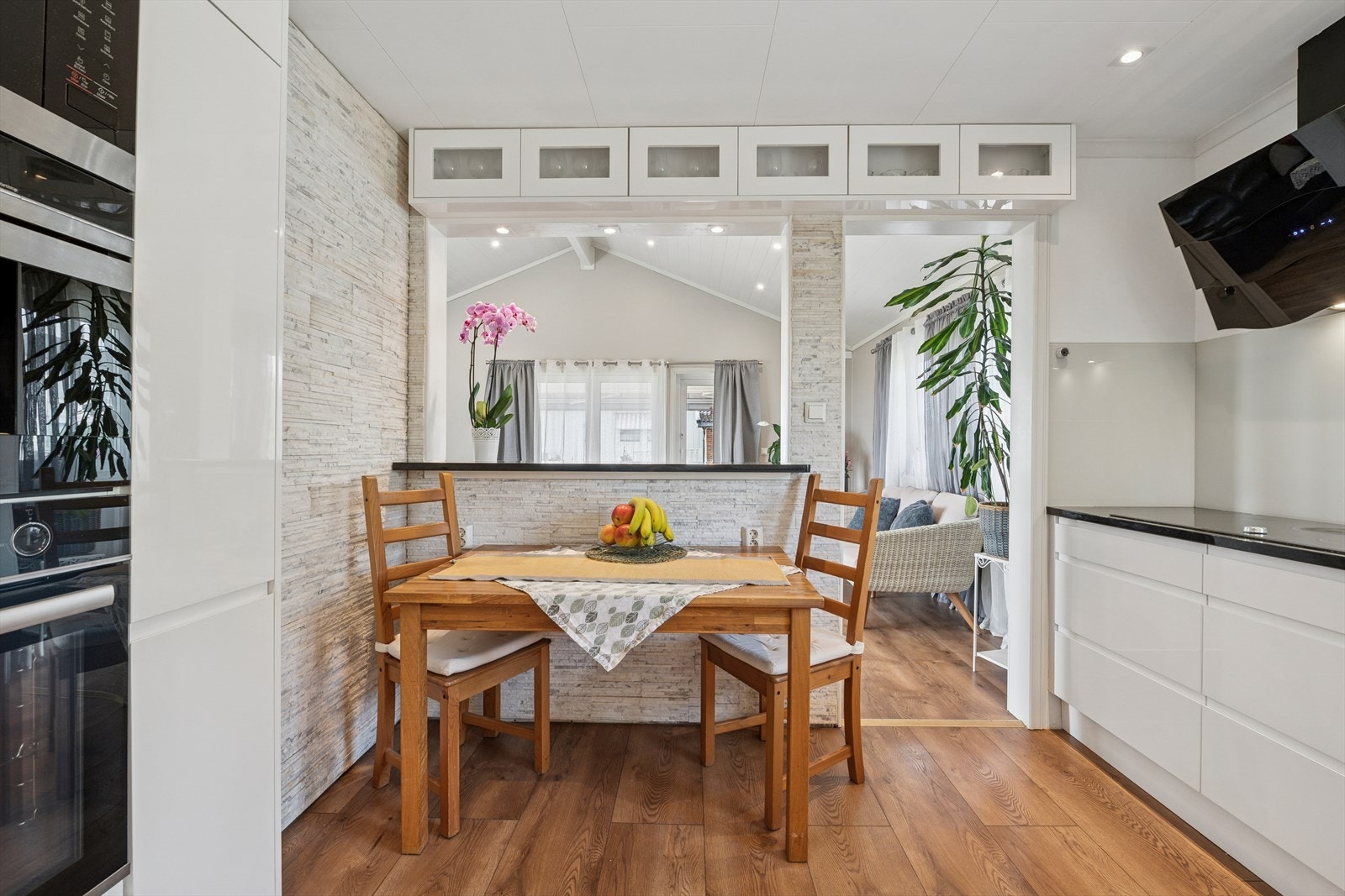 Praktisk kjøkken med plass til lite spisebord - ideelt for hverdagsmåltider. Galleribilde