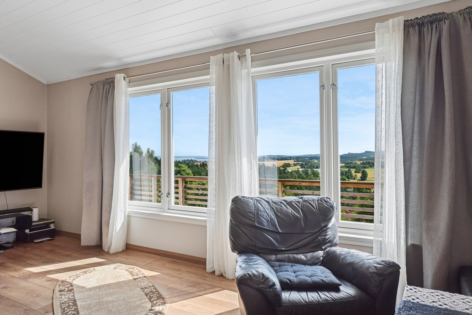 Rommet har store vindusflater som gir godt med dagslys. Galleribilde