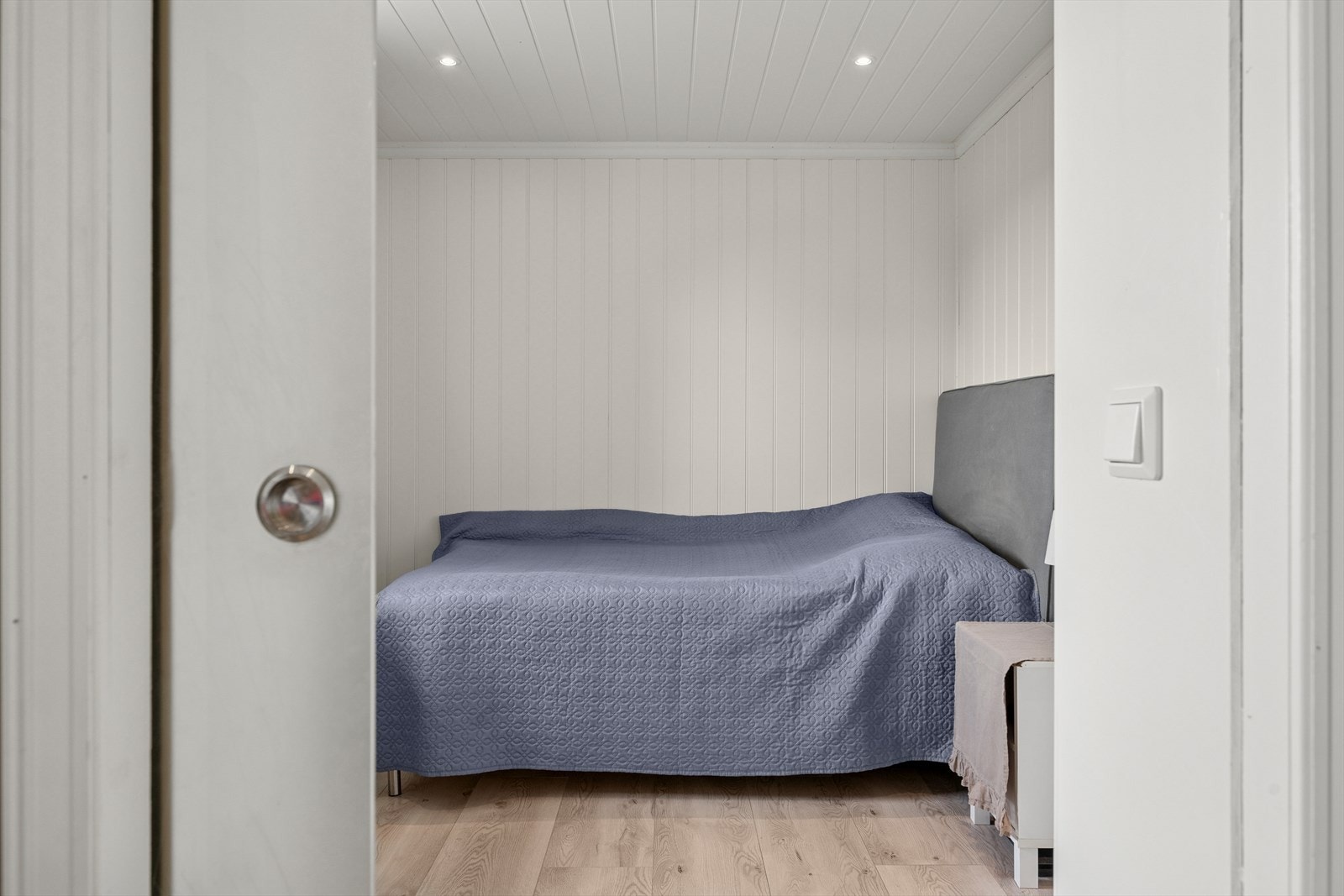 Boligen har ett soverom i underetasjen. Galleribilde