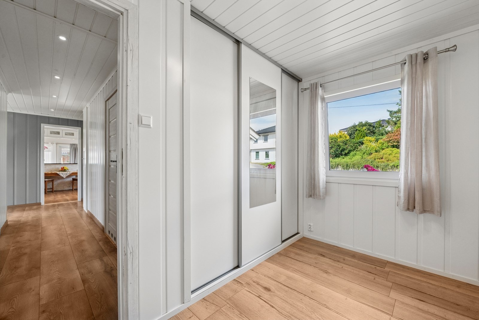 samt innebygd garderobeskap med skyvedører. Galleribilde