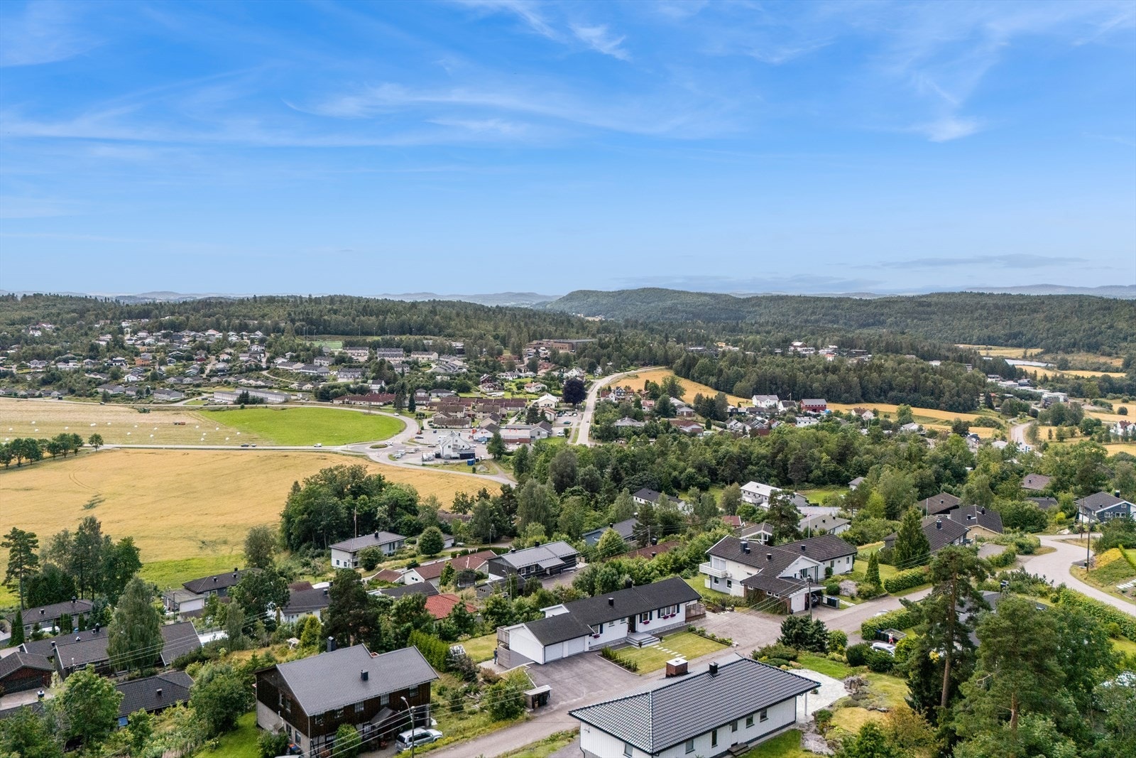 Eiendommen ligger fredelig til i en rolig blindgate, omgitt av vakker natur og med fantastiske solforhold. Galleribilde