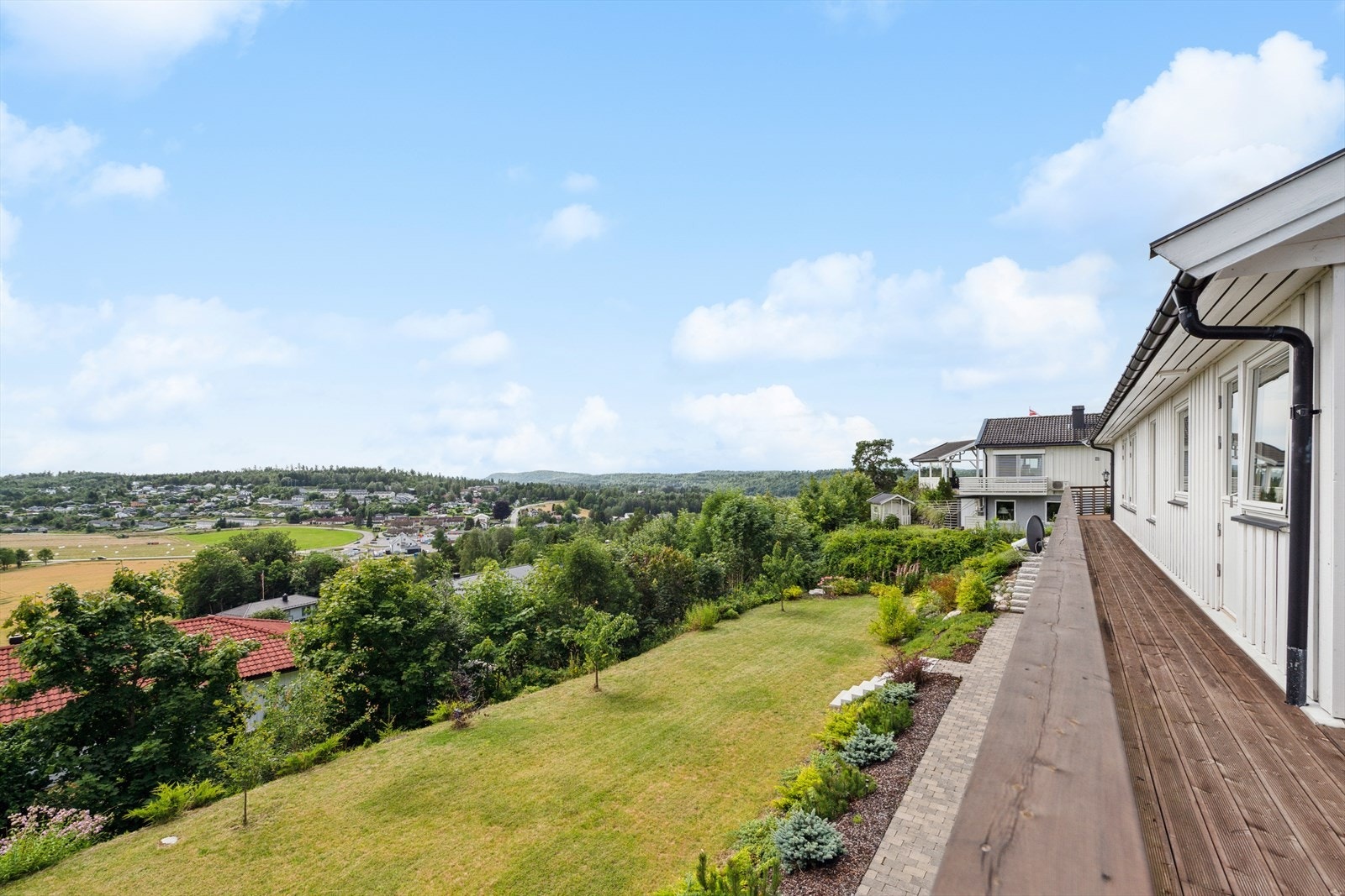 Meget pent opparbeidet hage med gjennomtenkte detaljer og frodig beplantning. Galleribilde