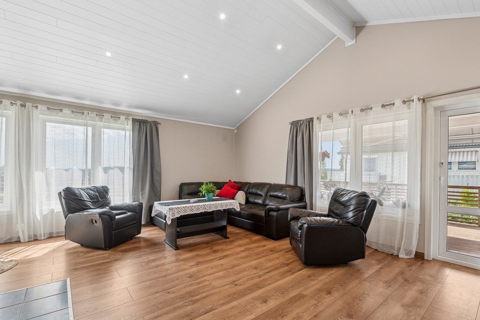 Fra stuen er det direkte utgang til terrasse på ca. 56 kvm. Galleribilde