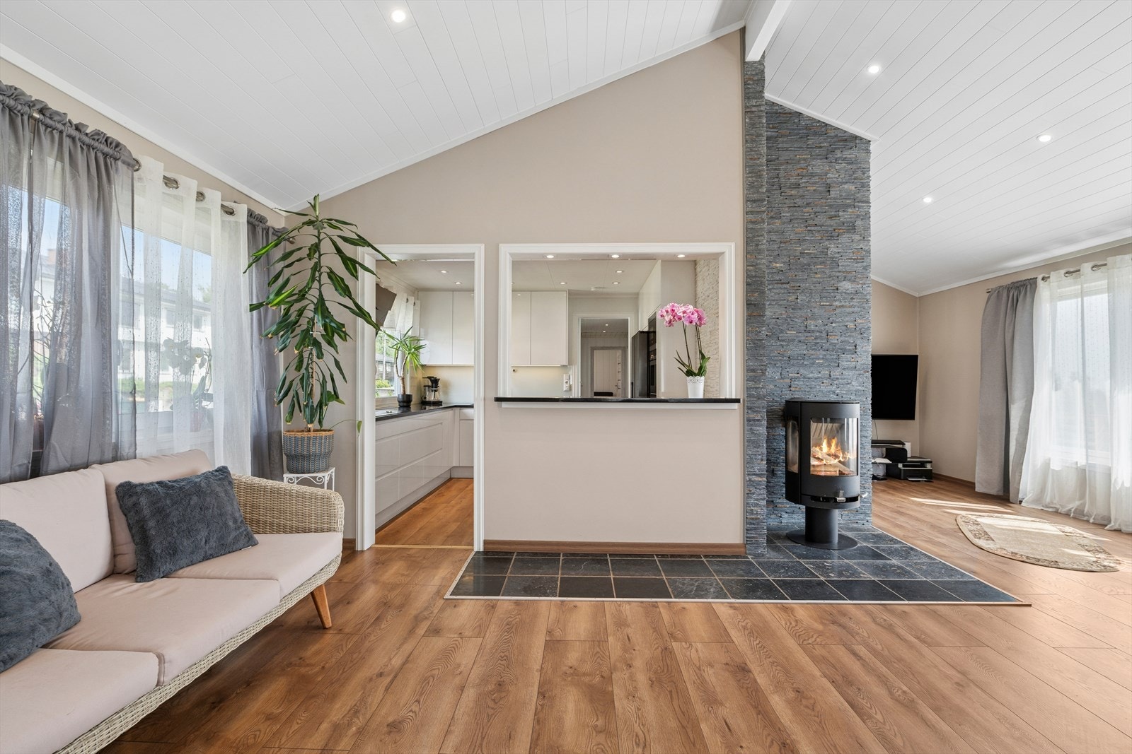 Stuen har også god plass til spisebord, noe som gjør det enkelt å samle familie og venner til hyggelige måltider. Galleribilde