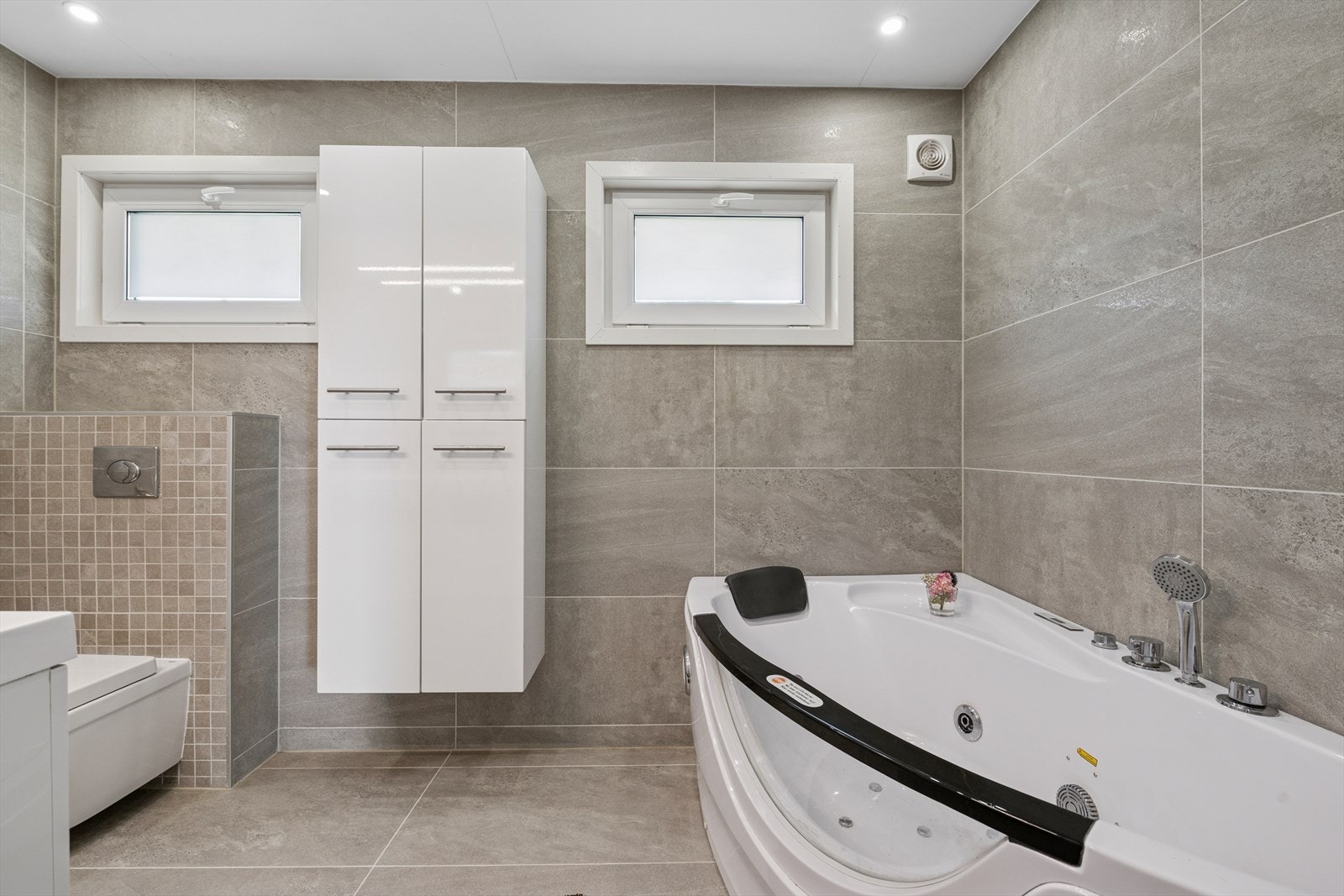 Badet i første etasjen er fra 2019 og har flislagt betonggulv med varmekabler. Galleribilde