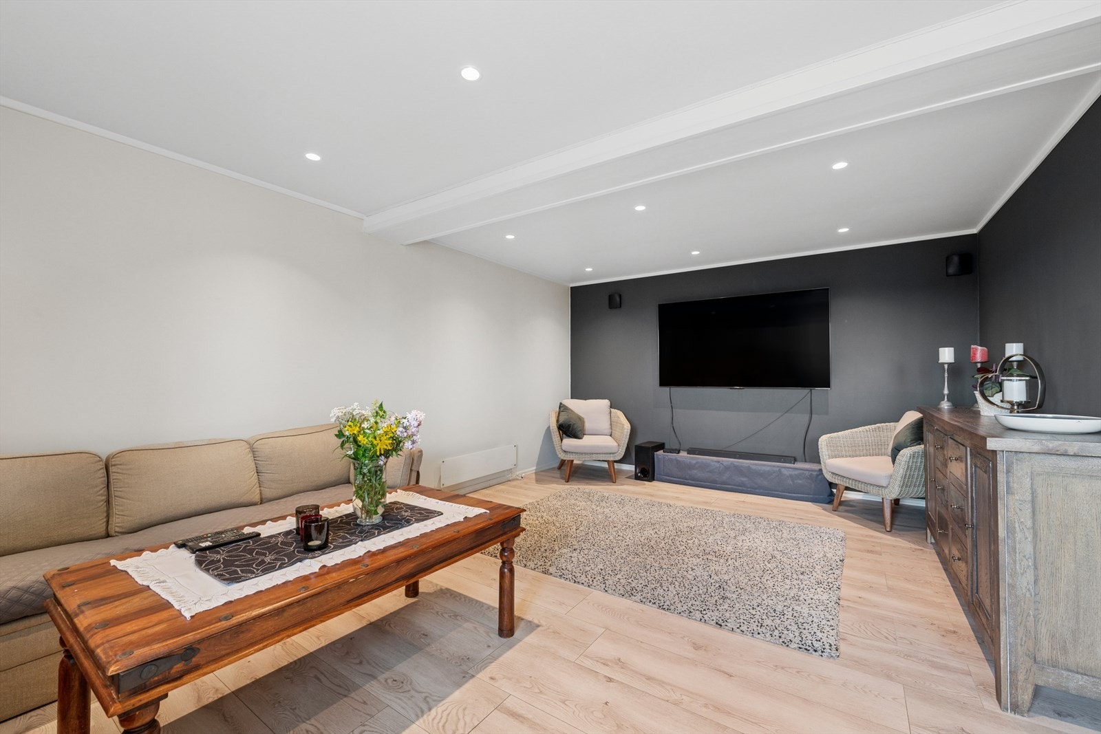 Lys og fleksibel underetasje med peis og downlights. Galleribilde