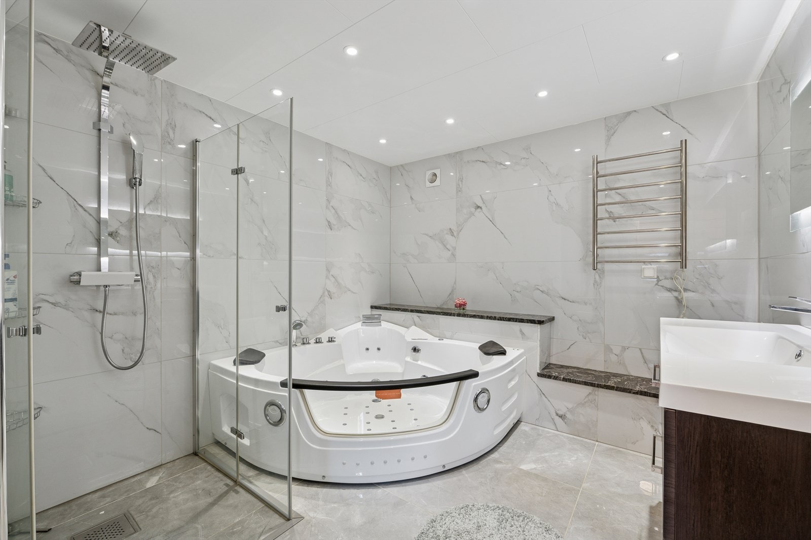 Baderommet i underetasjen har flislagt betonggulv med varmekabler fra 2019. Galleribilde