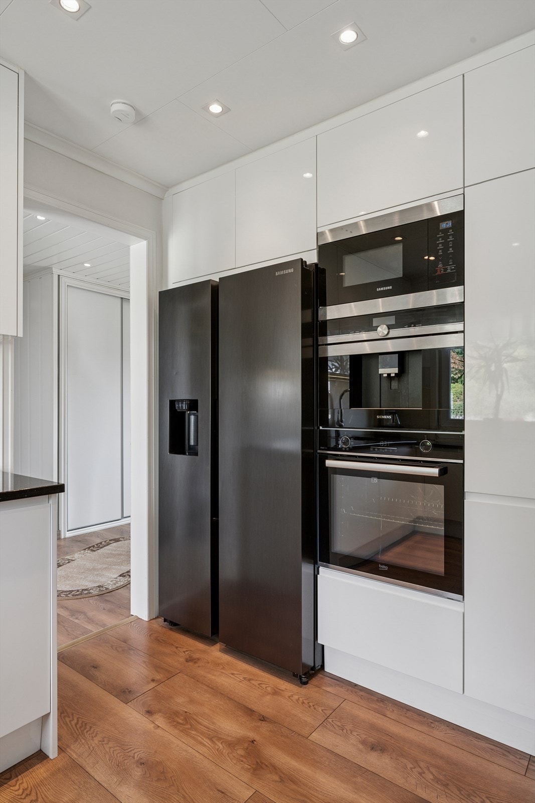 Det er plass til stort kjøleskap med vanntilkobling. Kjøkkenet har ventilator med avtrekk ut. Galleribilde