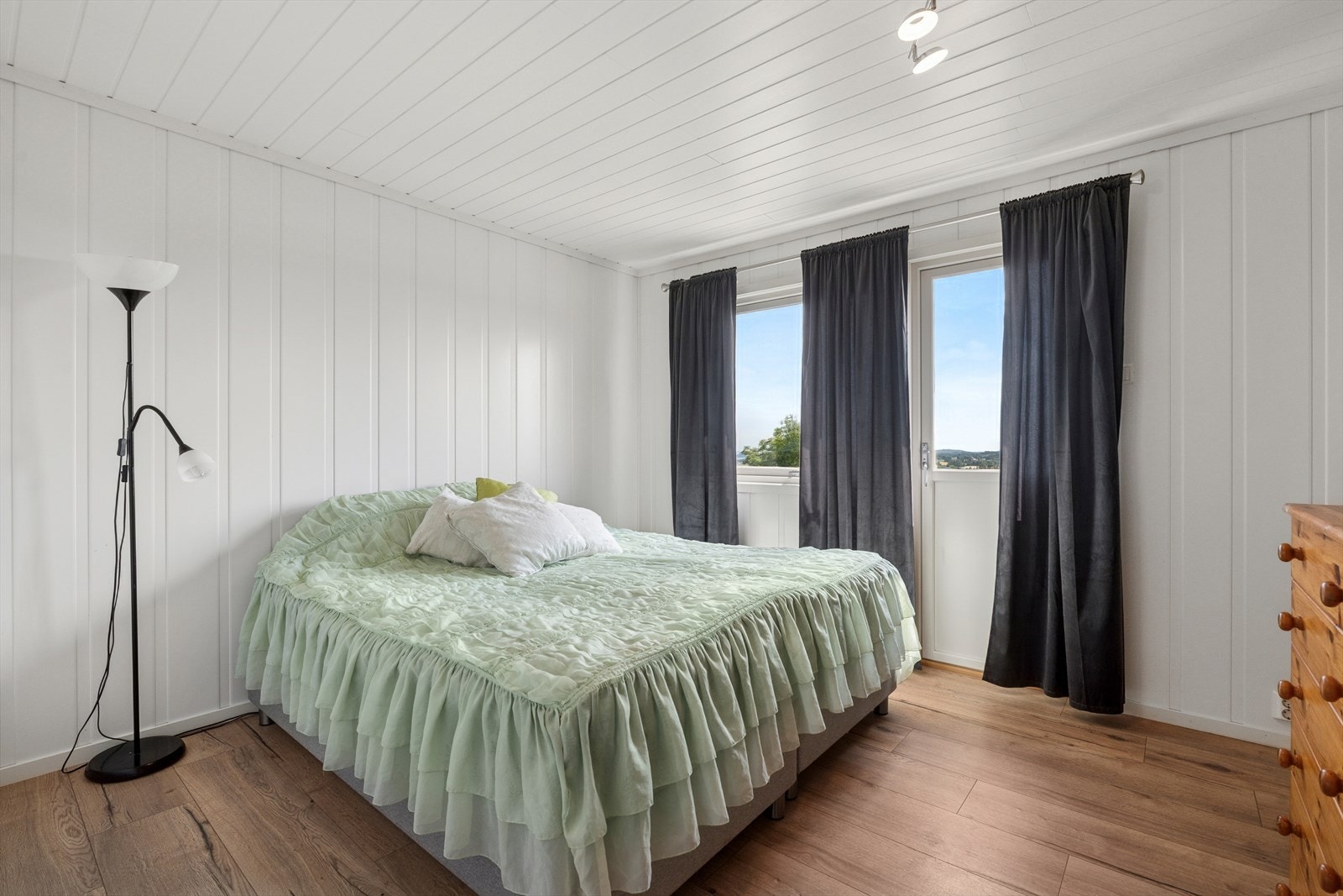 Boligen har tre soverom i hovedetasjen - Hovedsoverommet har god plass til dobbeltseng, nattbord og kommoder, og har direkte utgang til terrasse. Galleribilde