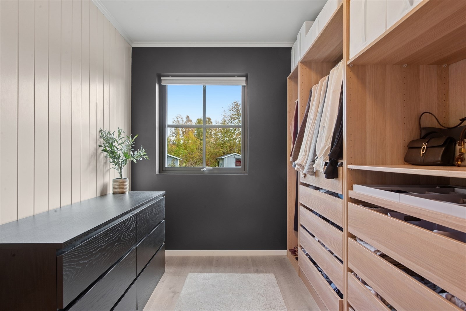 Det ene soverommet benyttes i dag som garderobe. Galleribilde