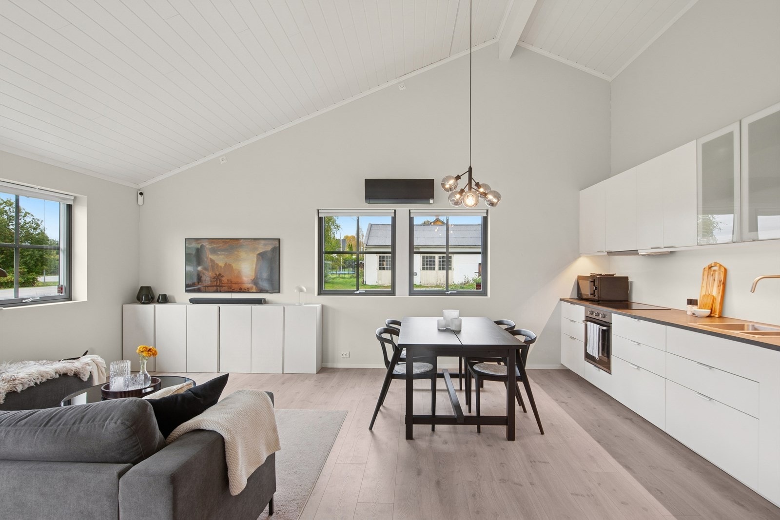 Boligen er fra 2021 og har en åpen stue/kjøkken-løsning! Galleribilde