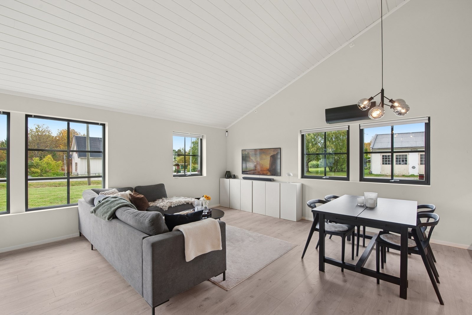 Det er mulighet for flere innredningsmuligheter i stuen. Galleribilde