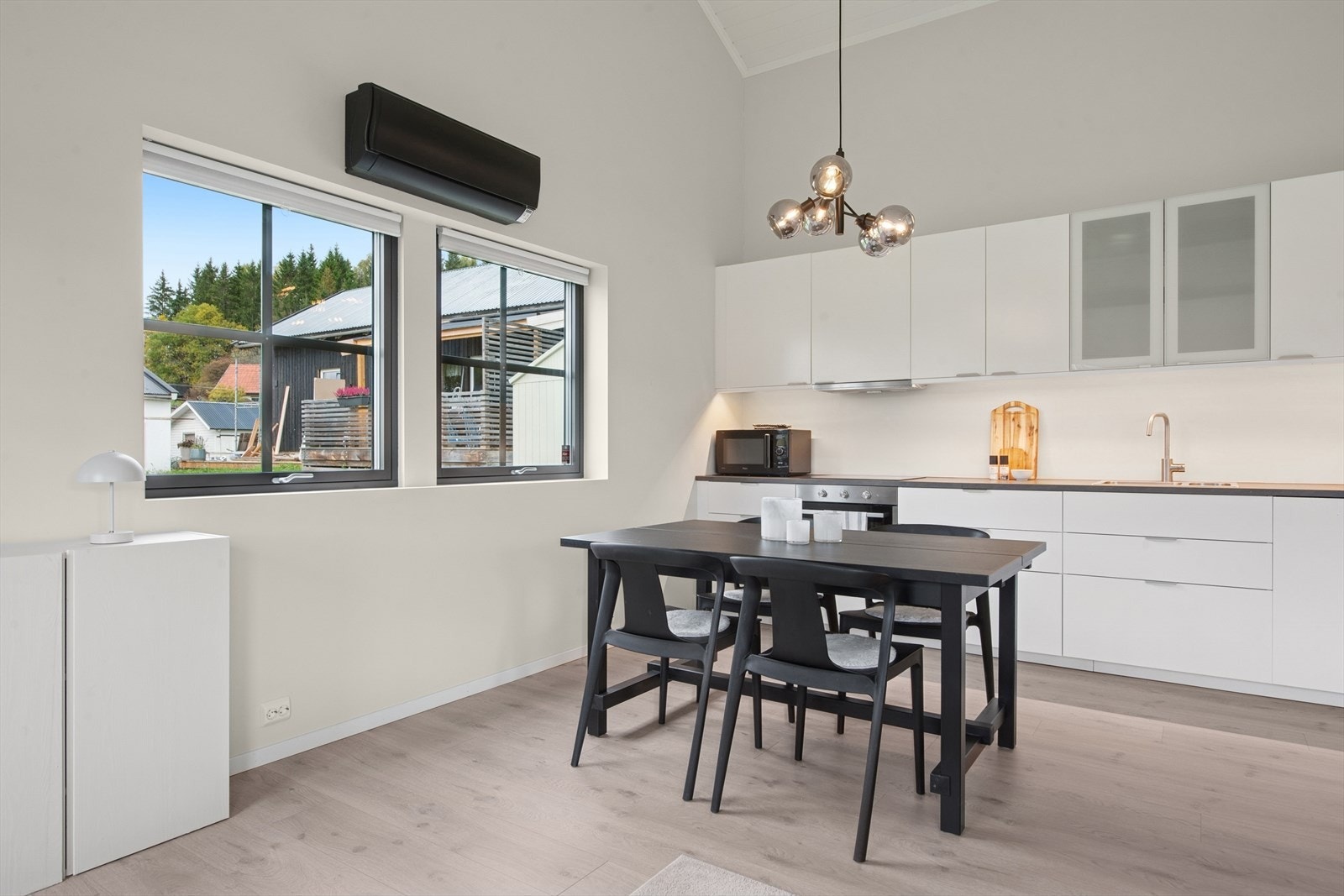 Kjøkkenet har laminerte skrog med glatte fronter, god benkeplass og integrerte hvitevarer. Galleribilde