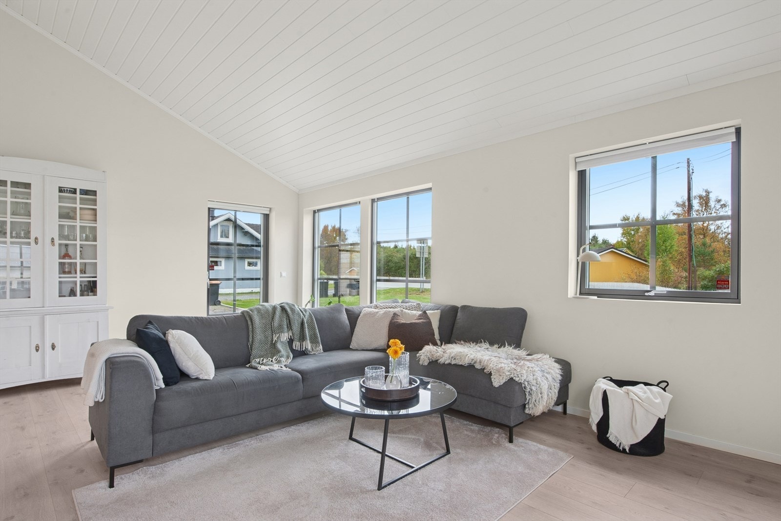 Stuen har store vindusflater som bidrar til naturlig belysning og god utsikt. Galleribilde