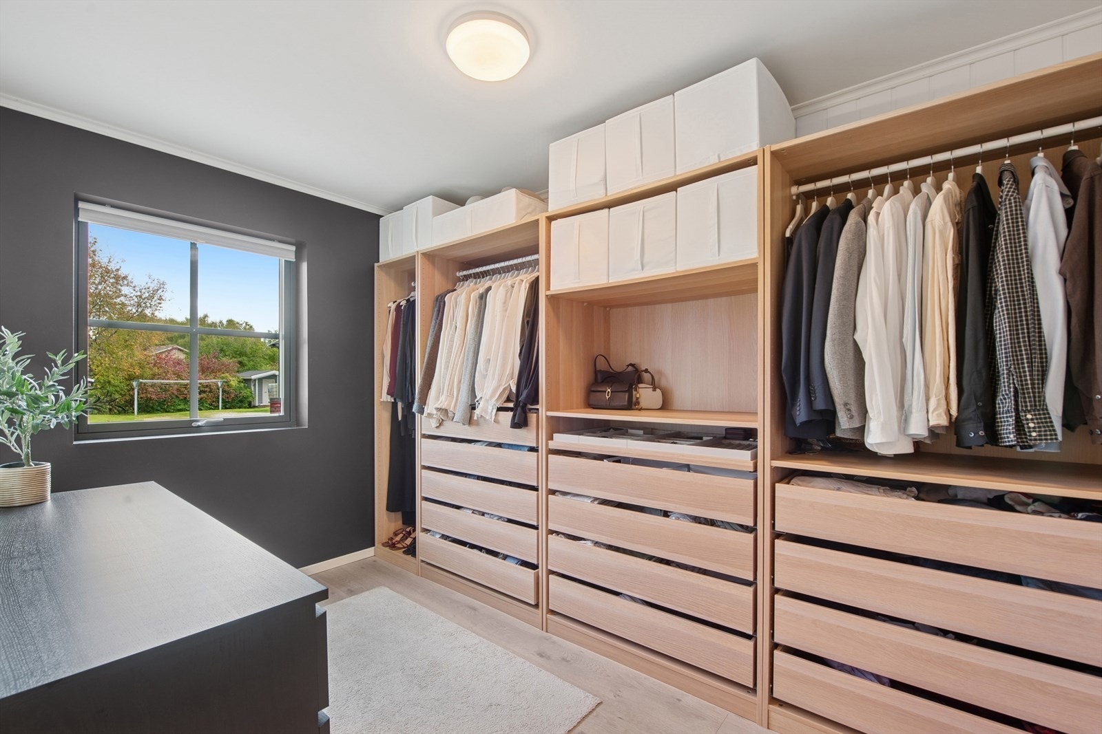 Huset har 3 soverom hvor det ene i dag er innredet som et walk-in closet. Galleribilde