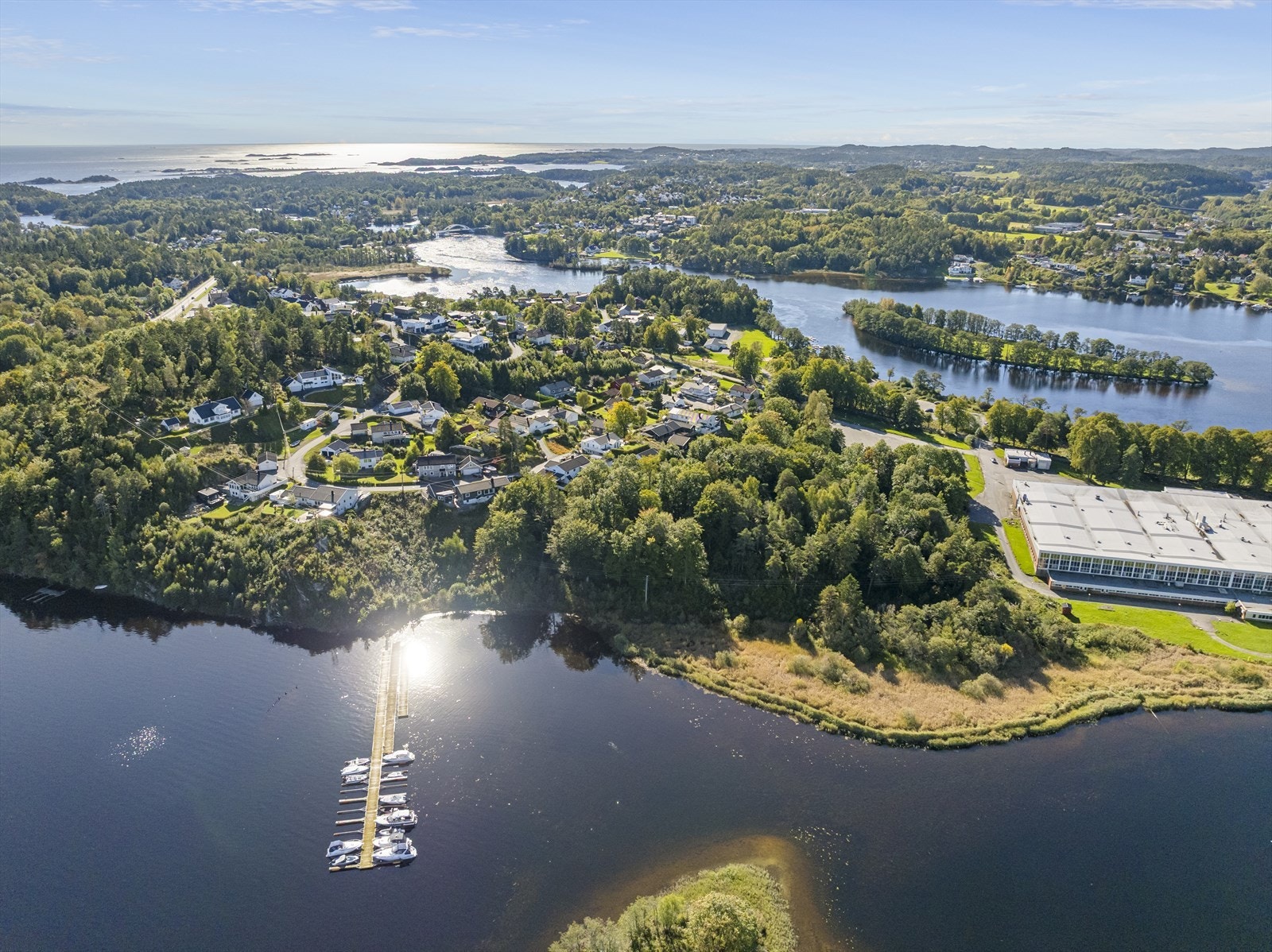 Eiendommen har en idyllisk beliggenhet rett ved Nidelva i et etablert boligområde på Tangen, Hisøy. Tomten er nordvestvendt med en utsikt mot Hølen, og med sol fra tidlig morgen til sen kveld! Galleribilde