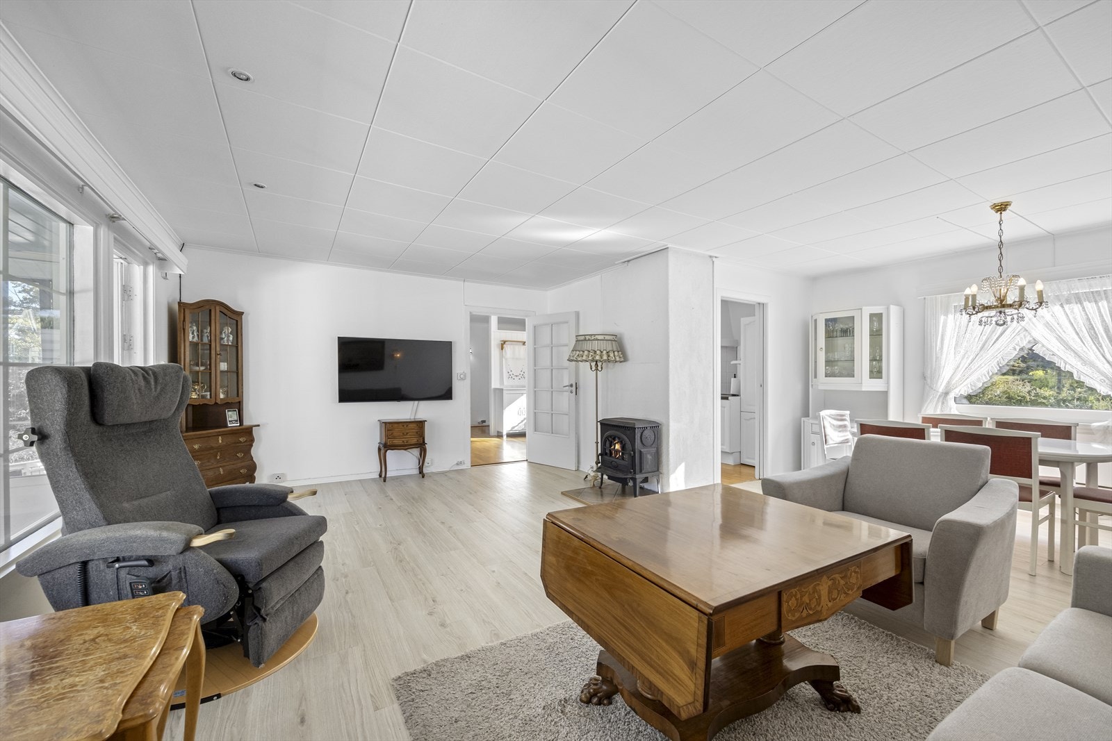 Boligens hovedetasje (øvre plan) består av inngangsparti med vindfang, forstue, kjøkken, stue/spisestue og soveromavdeling med 3 soverom og et romslig bad. Galleribilde