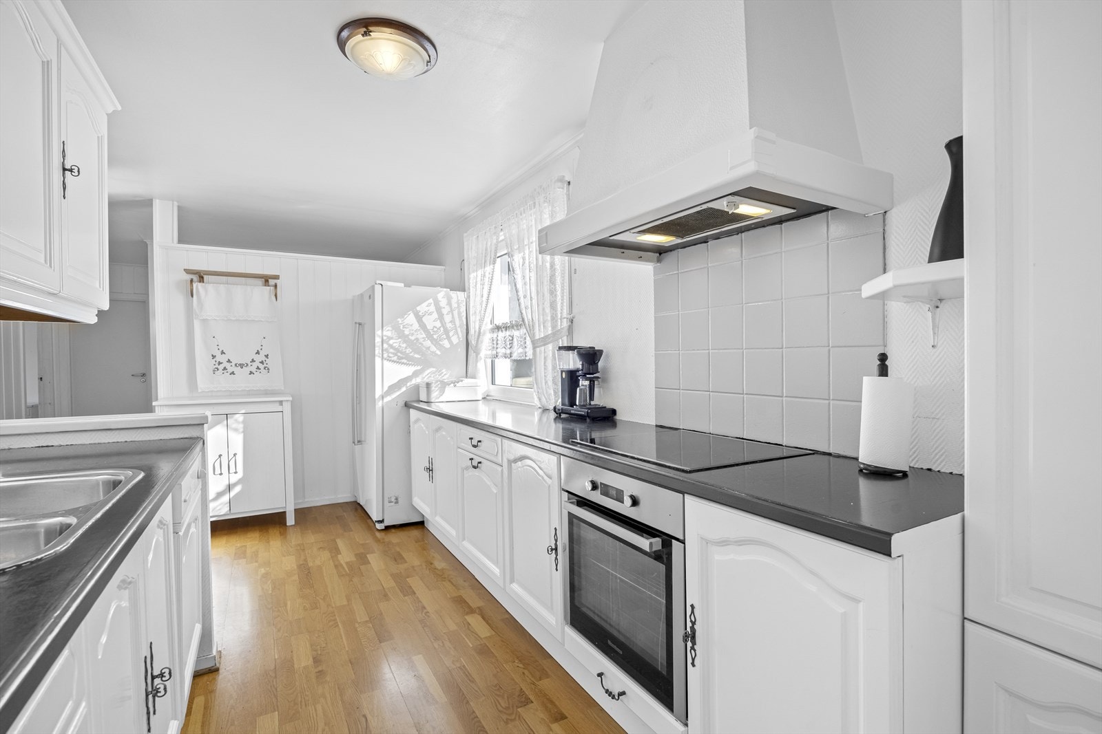 Kjøkken med integrerte hvitevarer. Galleribilde