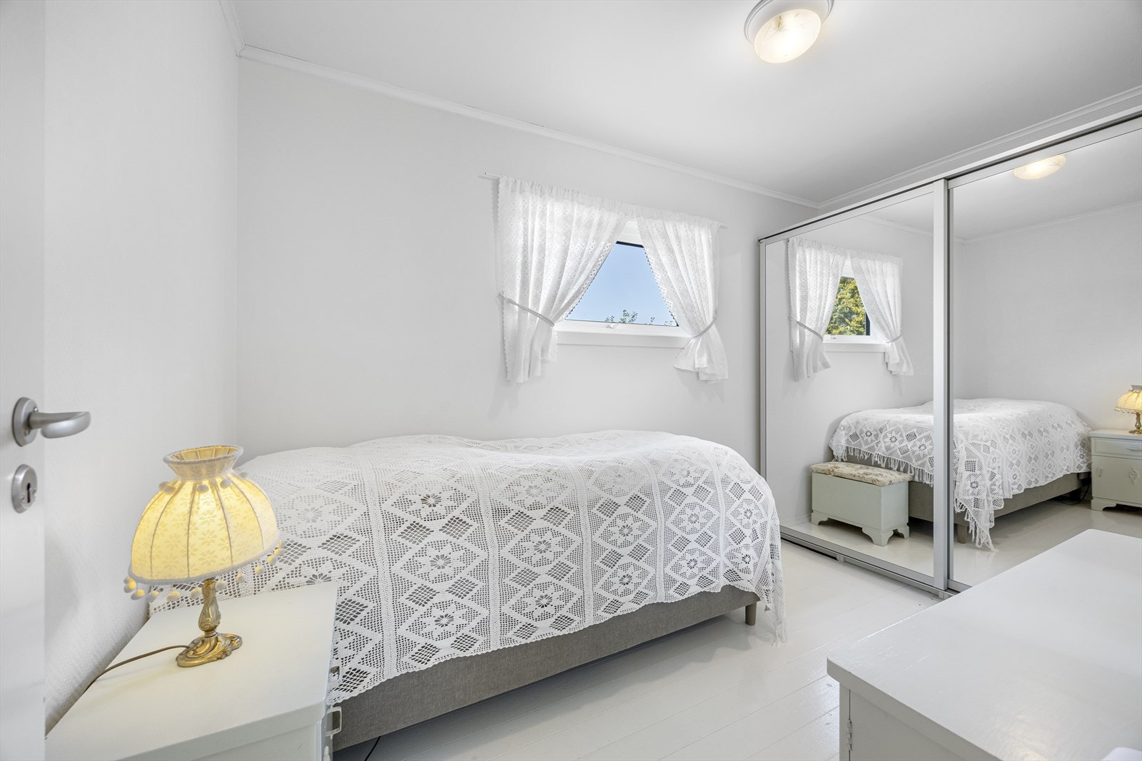 Hovedsoverom har garderobeløsning. Det er skap på soverom 2. Soverom 3 har fast seng. Galleribilde