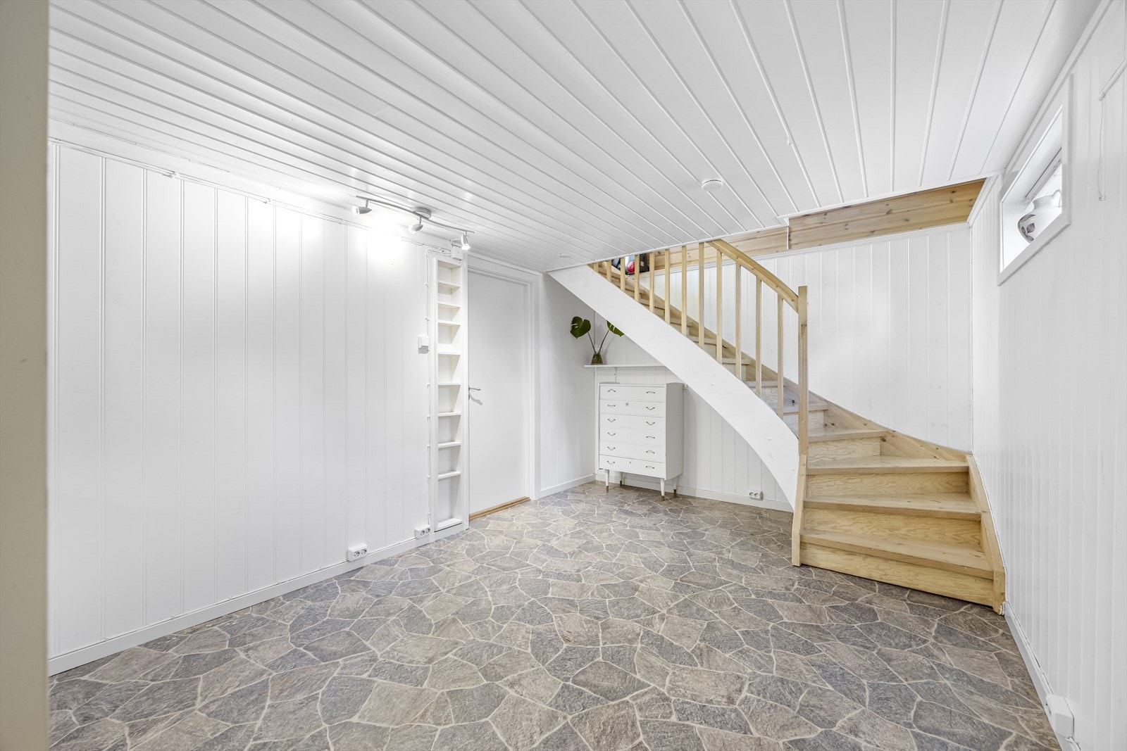 Kjellerrom i underetasjen. Galleribilde