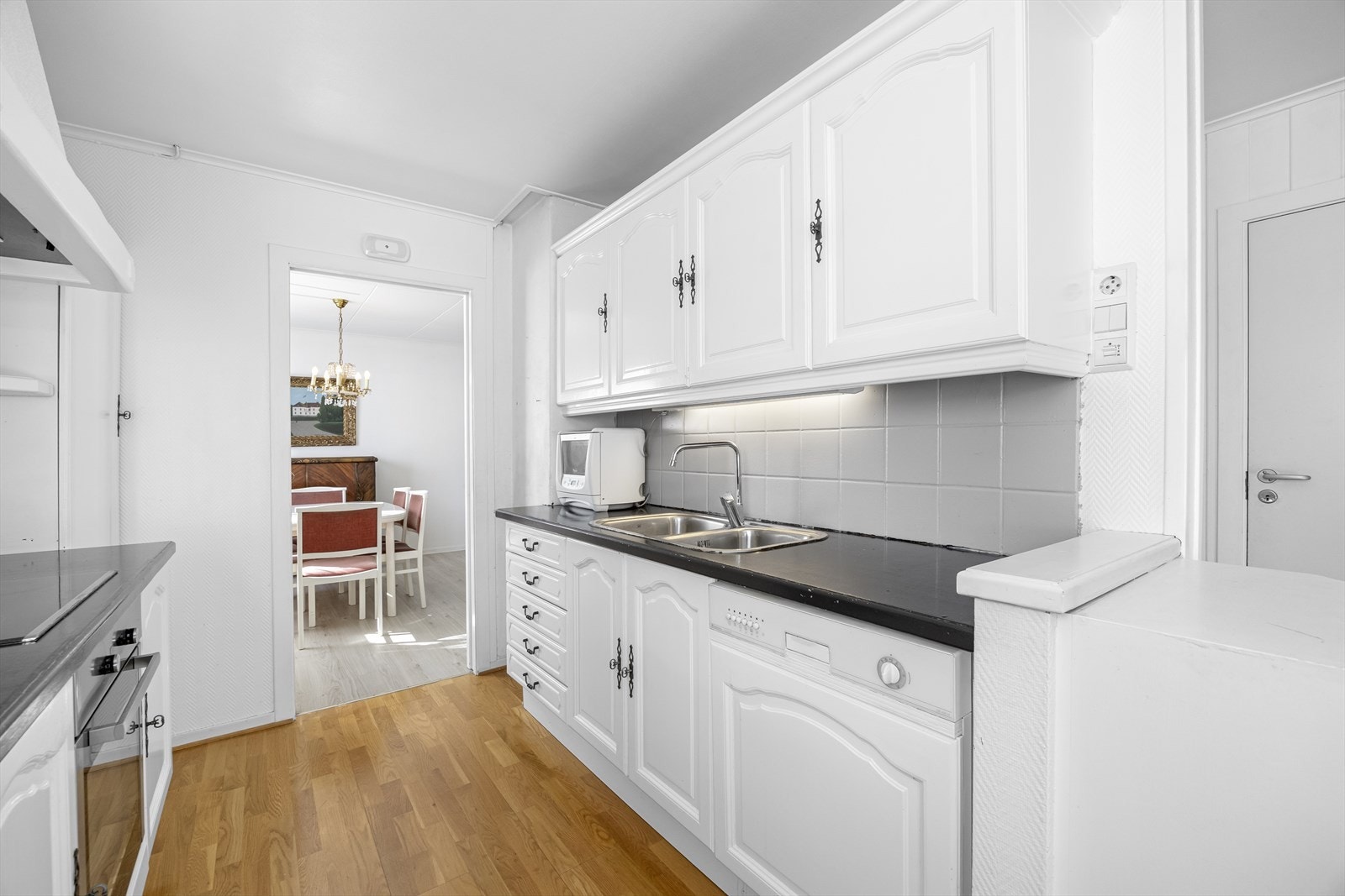 Praktisk arbeidskjøkken med tilliggende spisestue. Galleribilde