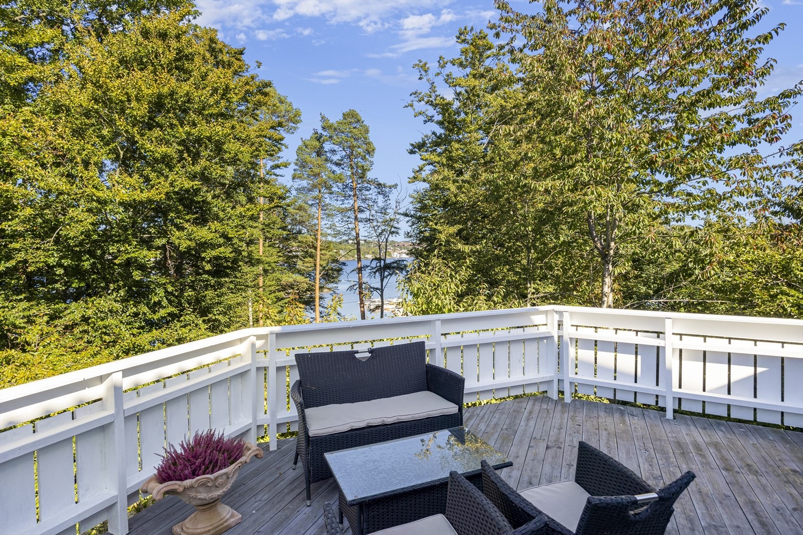 Usjert beliggenhet mot skogen og med gløtt mot Hølen. Galleribilde