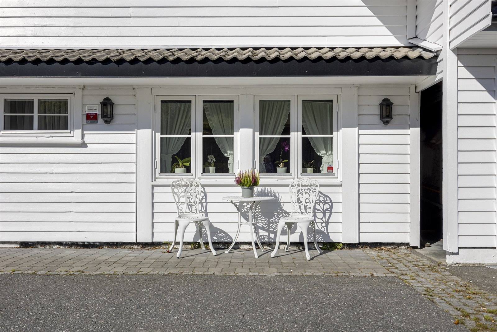 Parkering / inngangsparti. Galleribilde